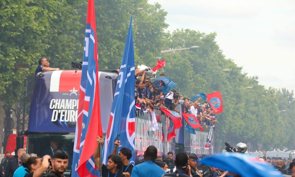 Le bus impérial du PSG sur les Champs-Élysées