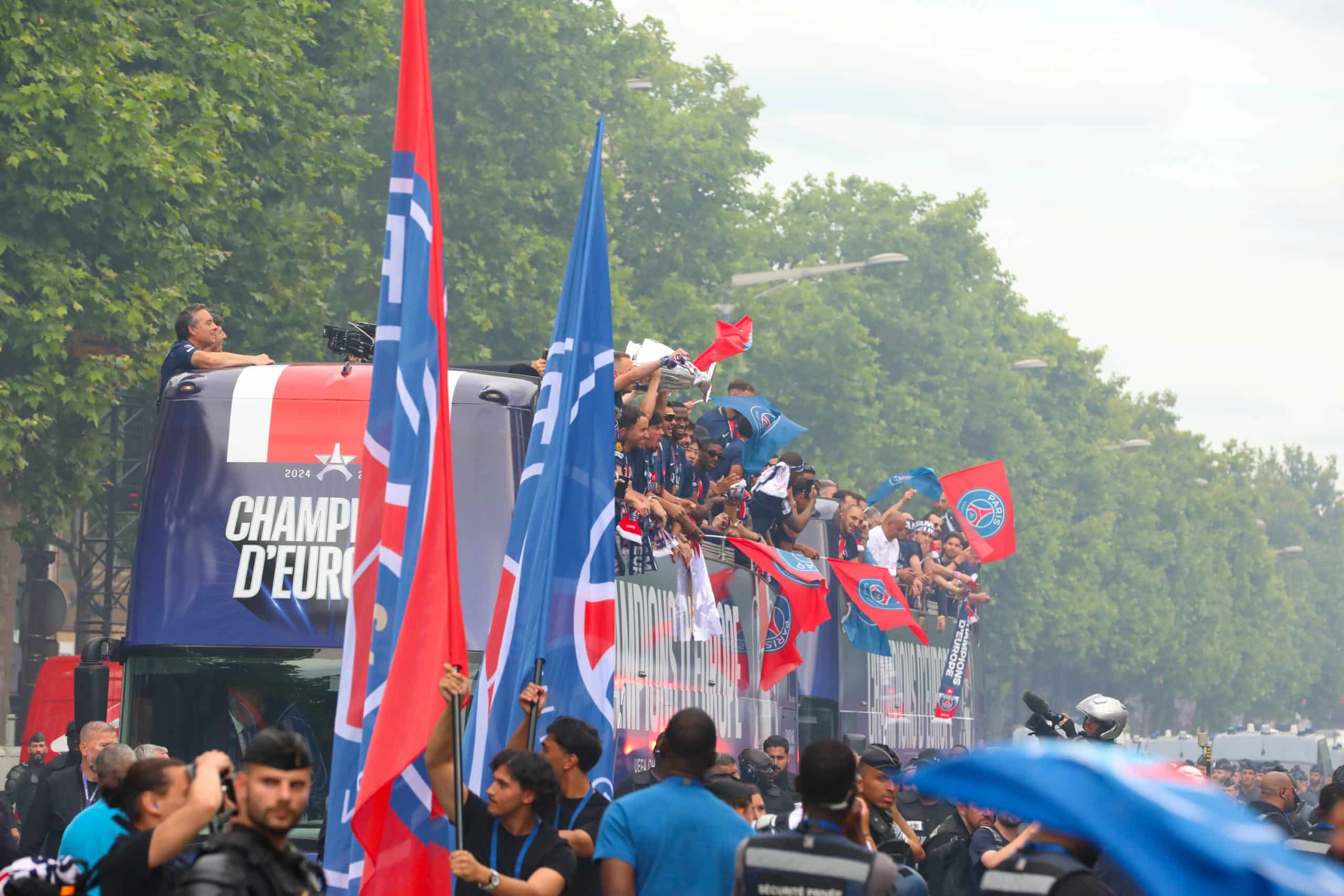 Le bus impérial du PSG sur les Champs-Élysées