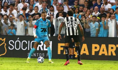 Neymar en action avec Santos lors d'un match contre Botafogo.