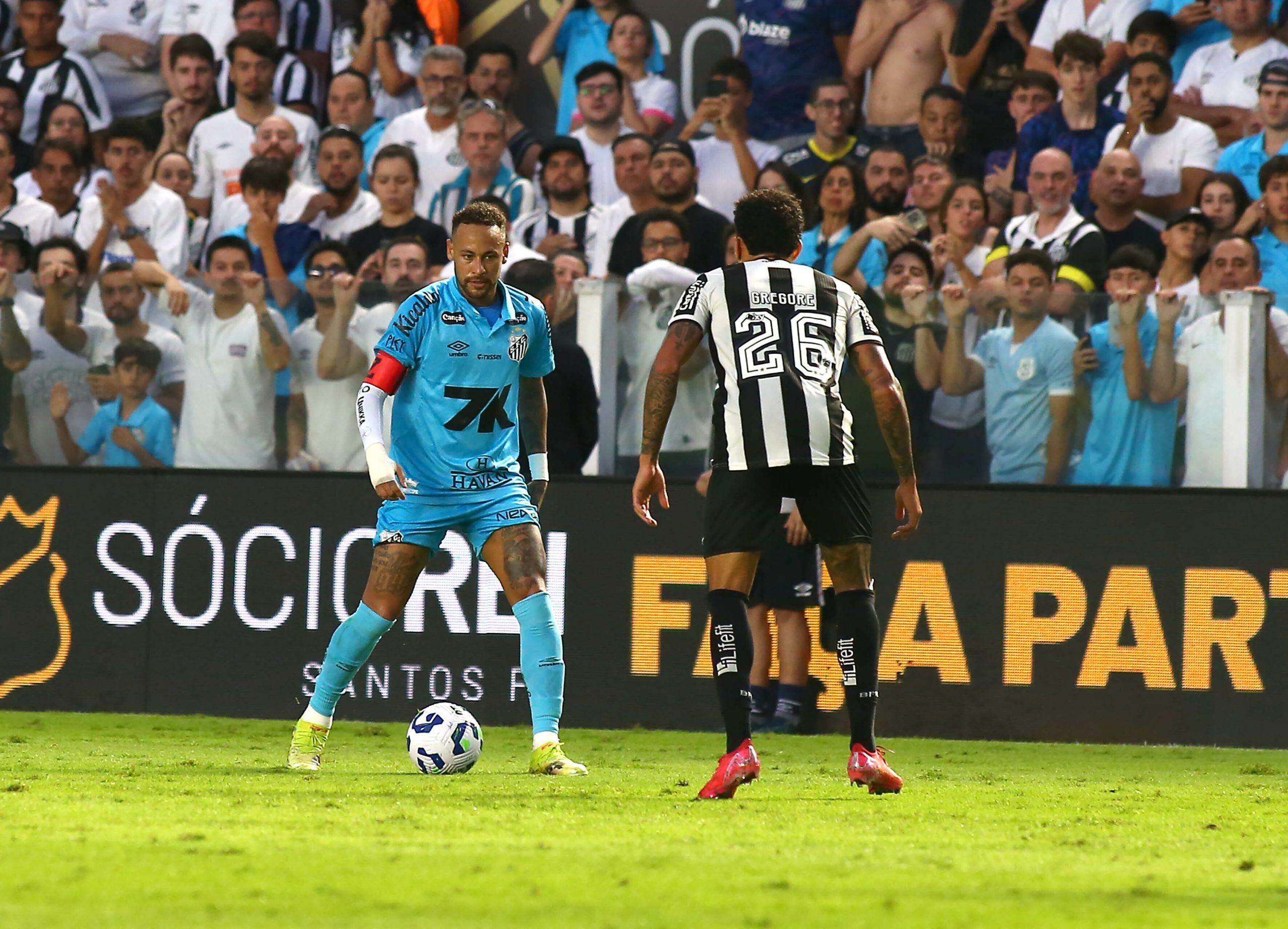 Neymar en action avec Santos lors d'un match contre Botafogo.