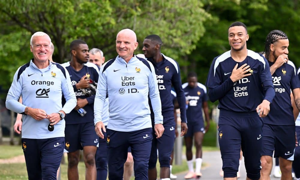 Kylian Mbappé aux côtés de Didier Deschamps et Guy Stéphan