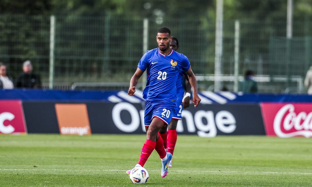 Le milieu du RC Lens Andy Diouf, en action avec l'équipe de France Espoirs.