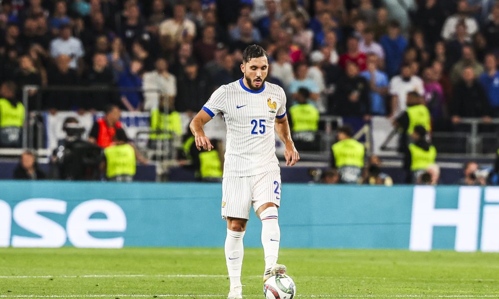 Rayan Cherki sous le maillot de l'équipe de France