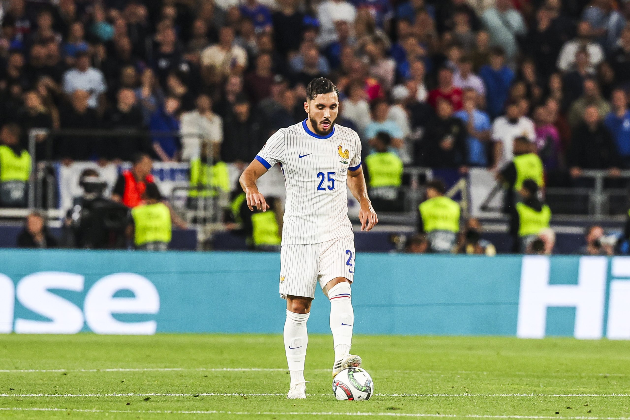 Rayan Cherki sous le maillot de l'équipe de France
