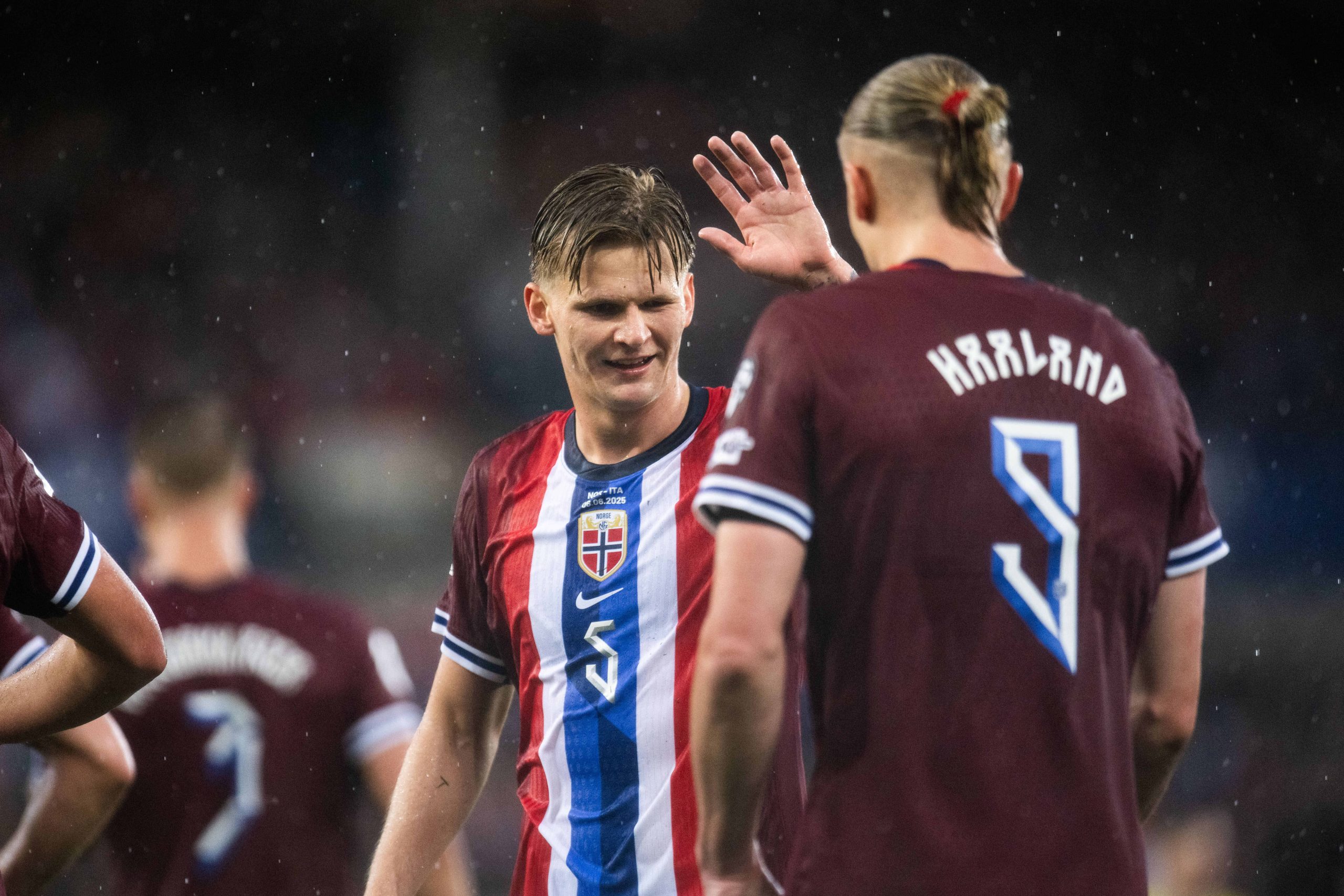 David Moller Wolfe félicitant Erling Haaland après un but.