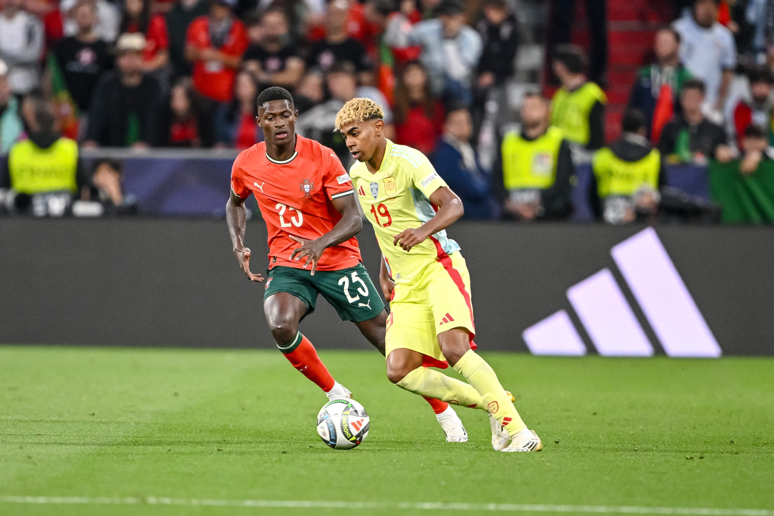 Lamine Yamal face à Nuno Mendes lors du dernier Portugal-Espagne.