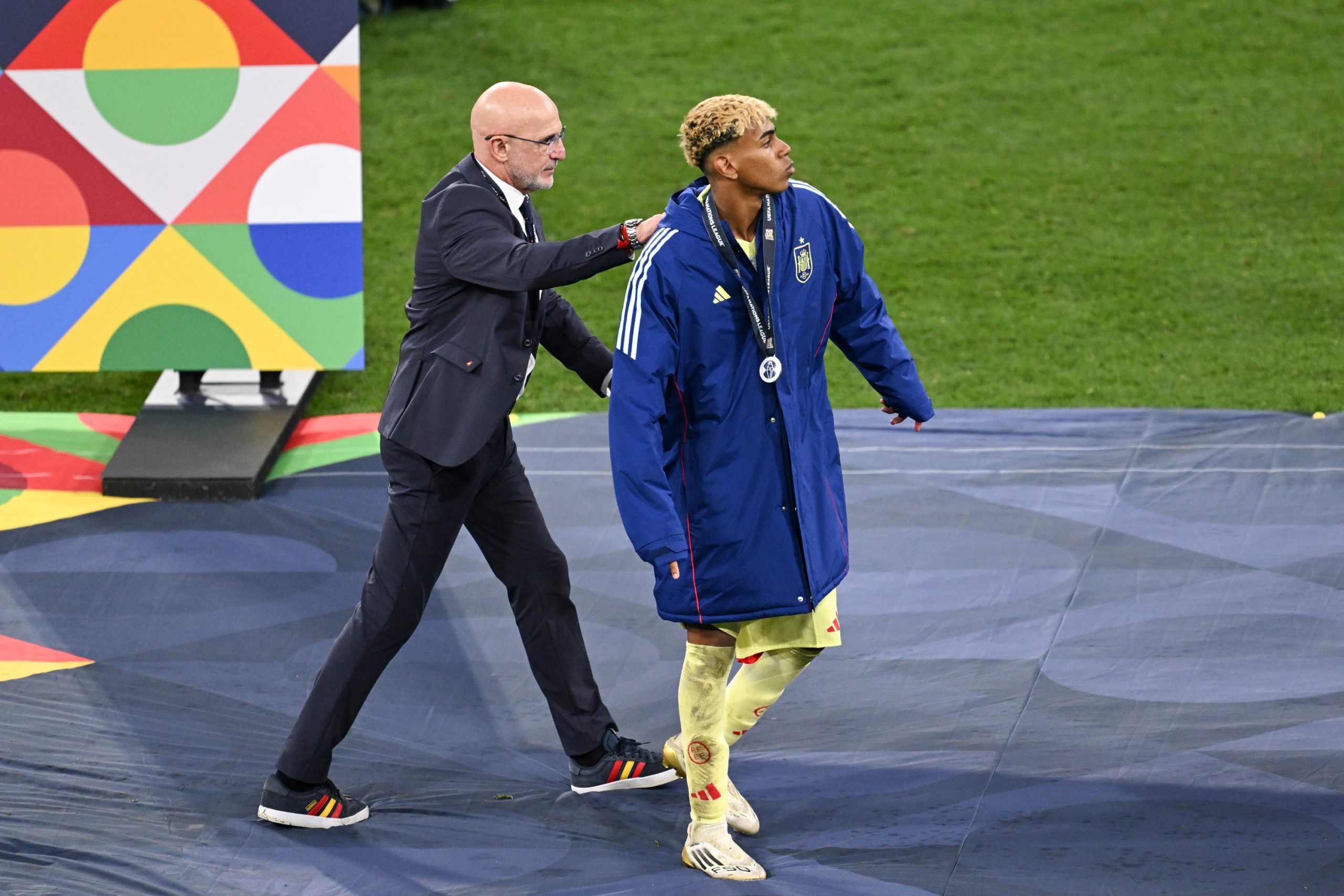Luis De La Fuente consolant Lamine Yamal après la défaite de l'Espagne en finale de la Ligue des Nations.