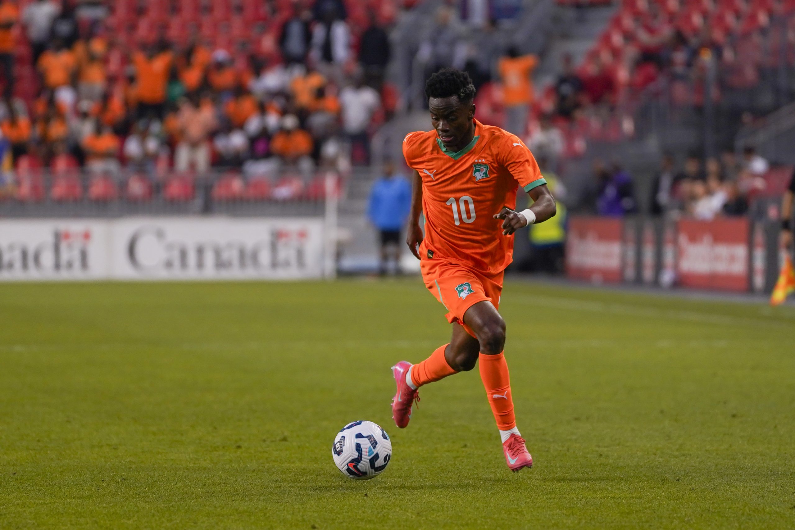 Le jeune ailier ivoirien Simon Adingra serait dans le viseur de l'OM.