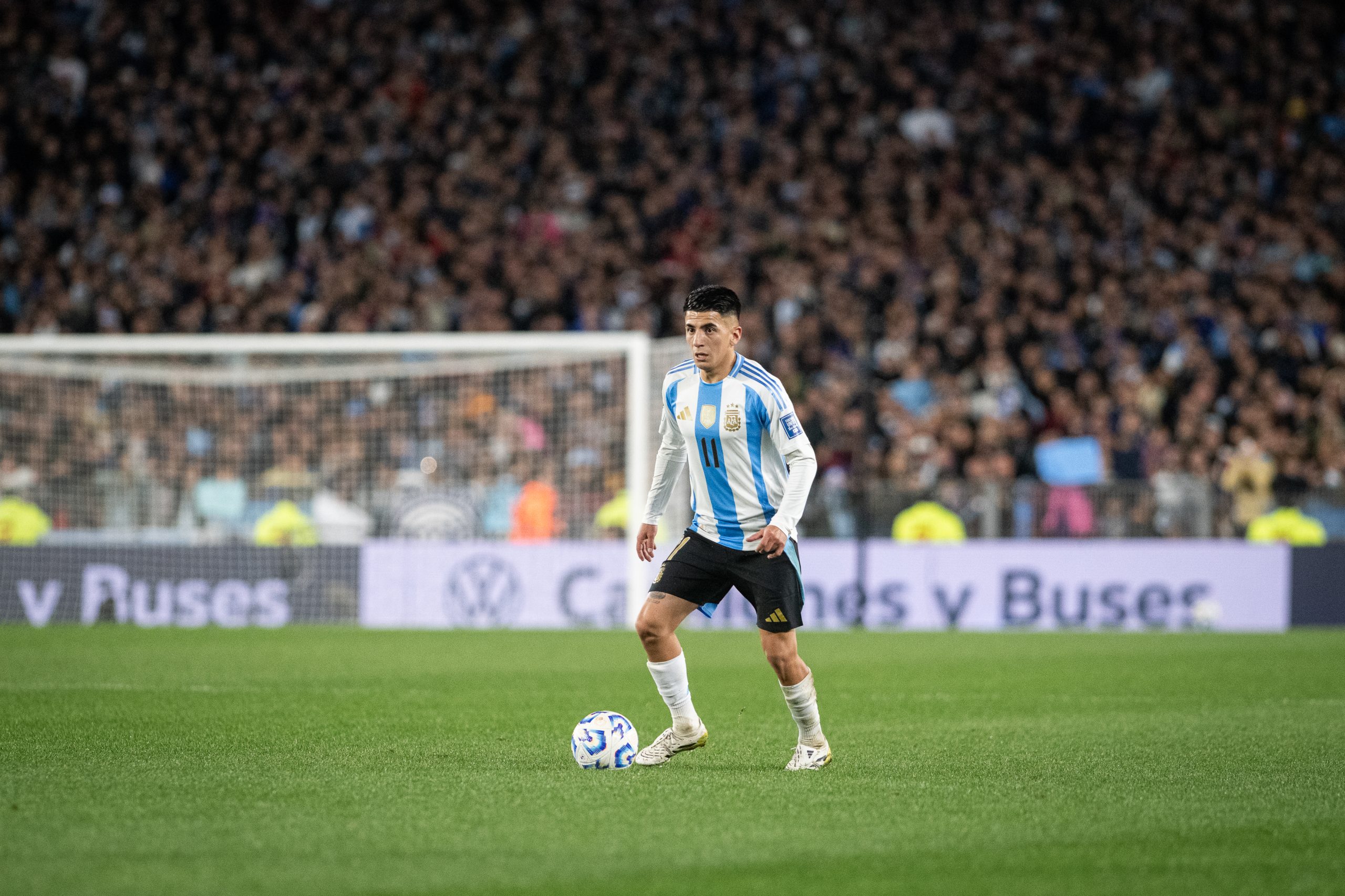 Thiago Almada lors d'un match de la sélection argentine.