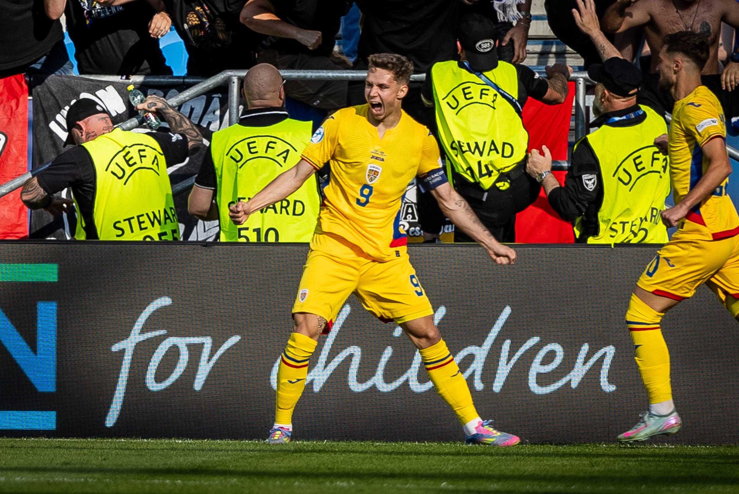 Louis Munteanu fêtant un but avec la sélection U21 roumaine.