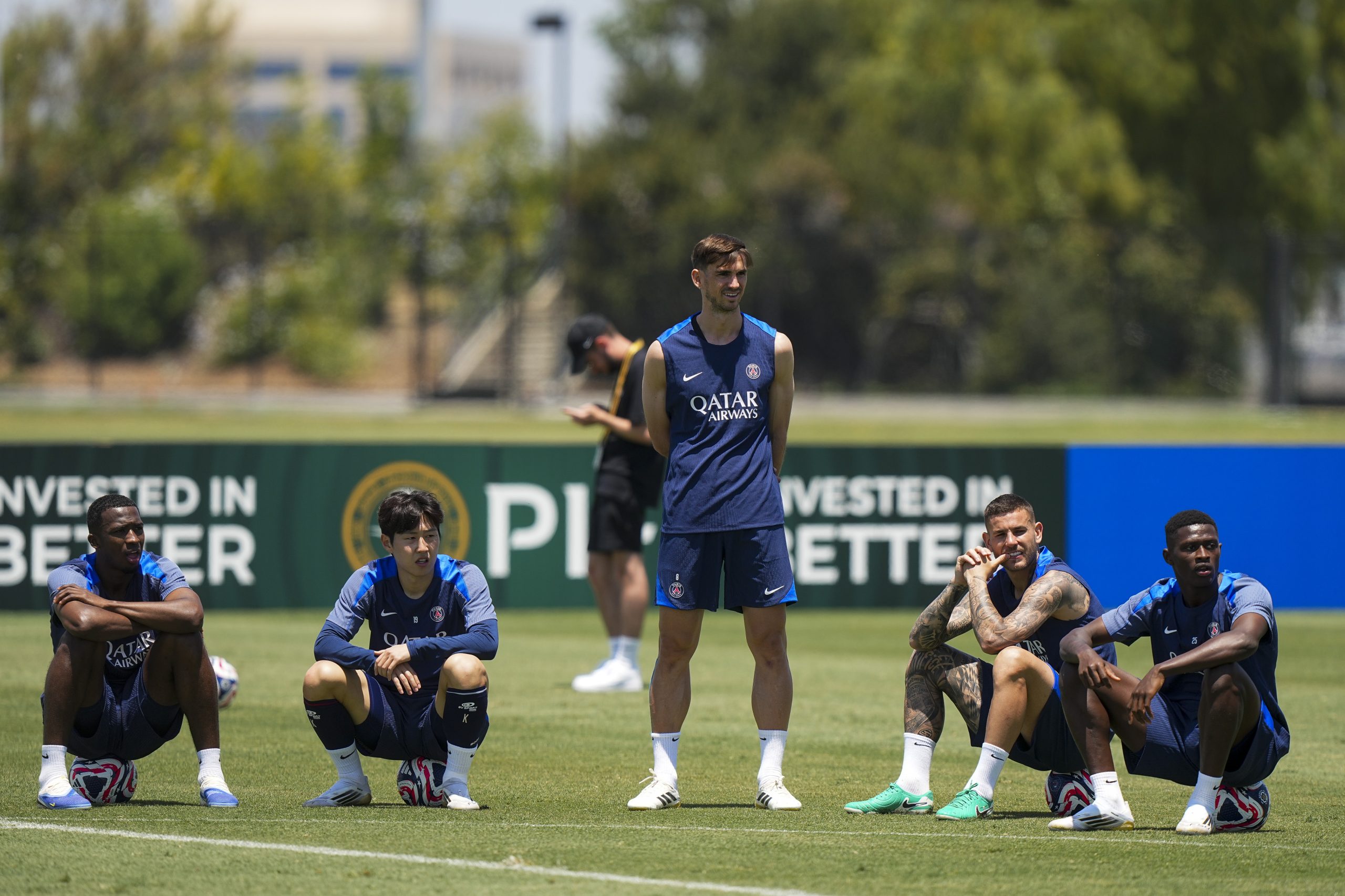 Lucas Hernandez au milieu de ses partenaires lors d'un entraînement du PSG.