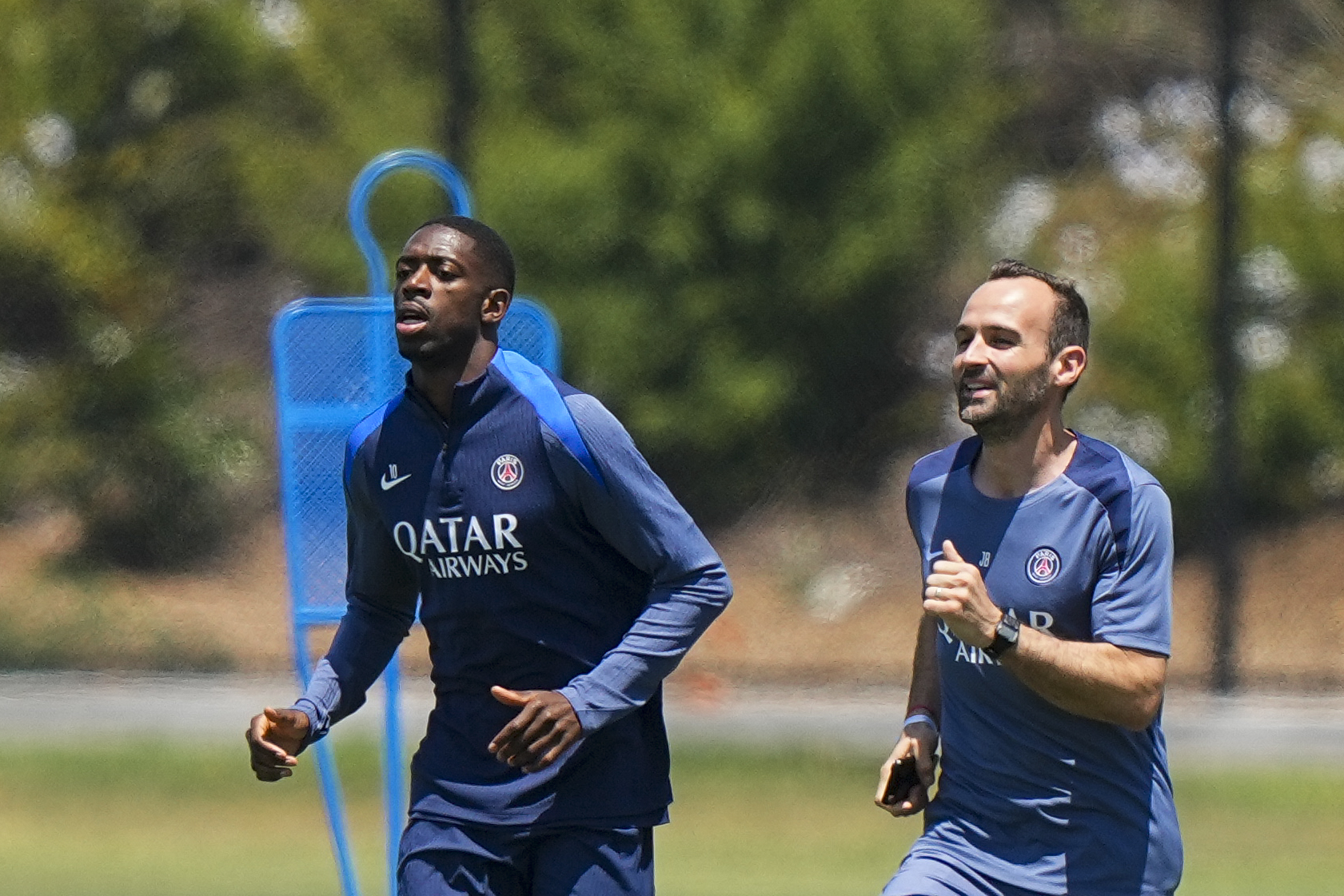 L'attaquant du PSG Ousmane Dembélé s'entraînant avec l'un des adjoint de Luis Enrique.