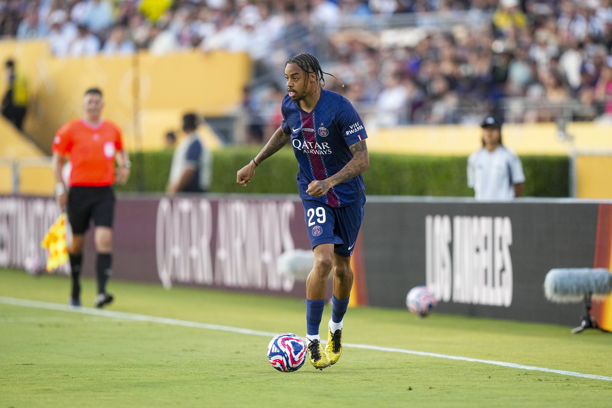 L'ailier du PSG Bradley Barcola en action.