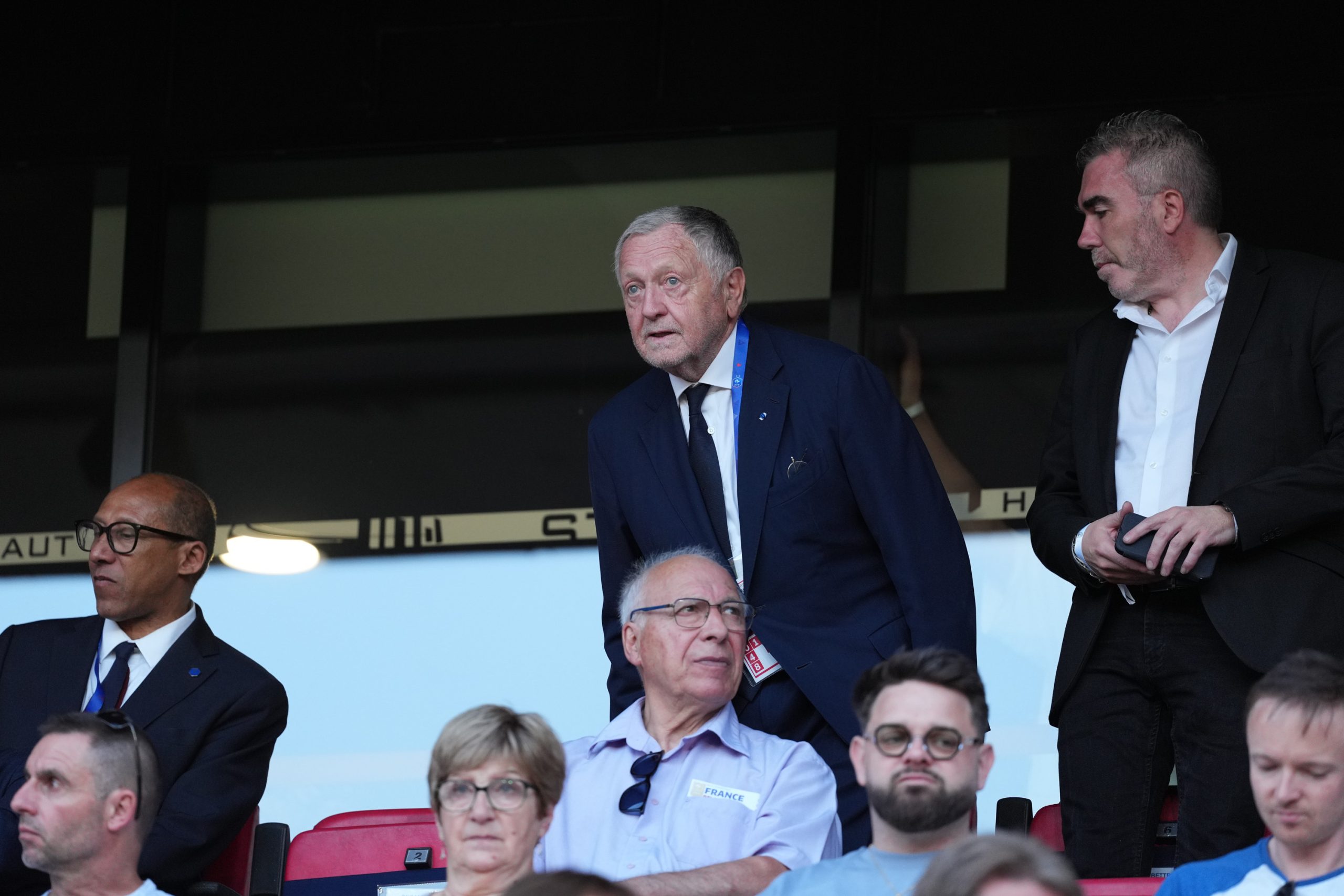 Jean-Michel Aulas assistant au match entre la France et le Belgique chez les féminines.