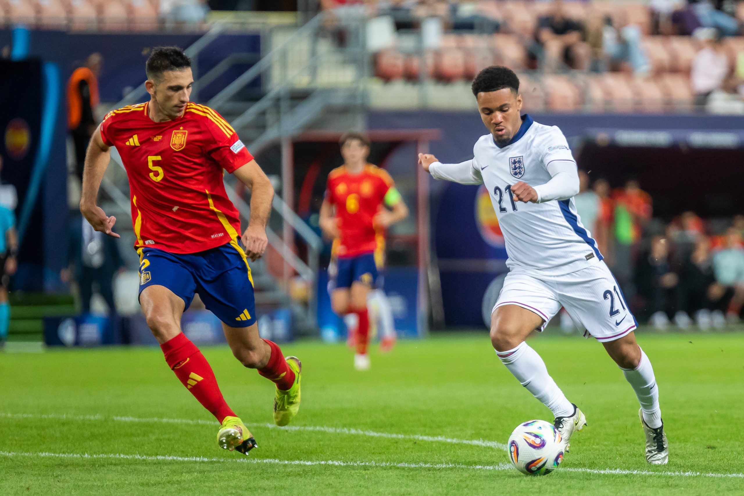 Ethan Nwaneri avec les Espoirs anglais face à l'Espagne à l'Euro.