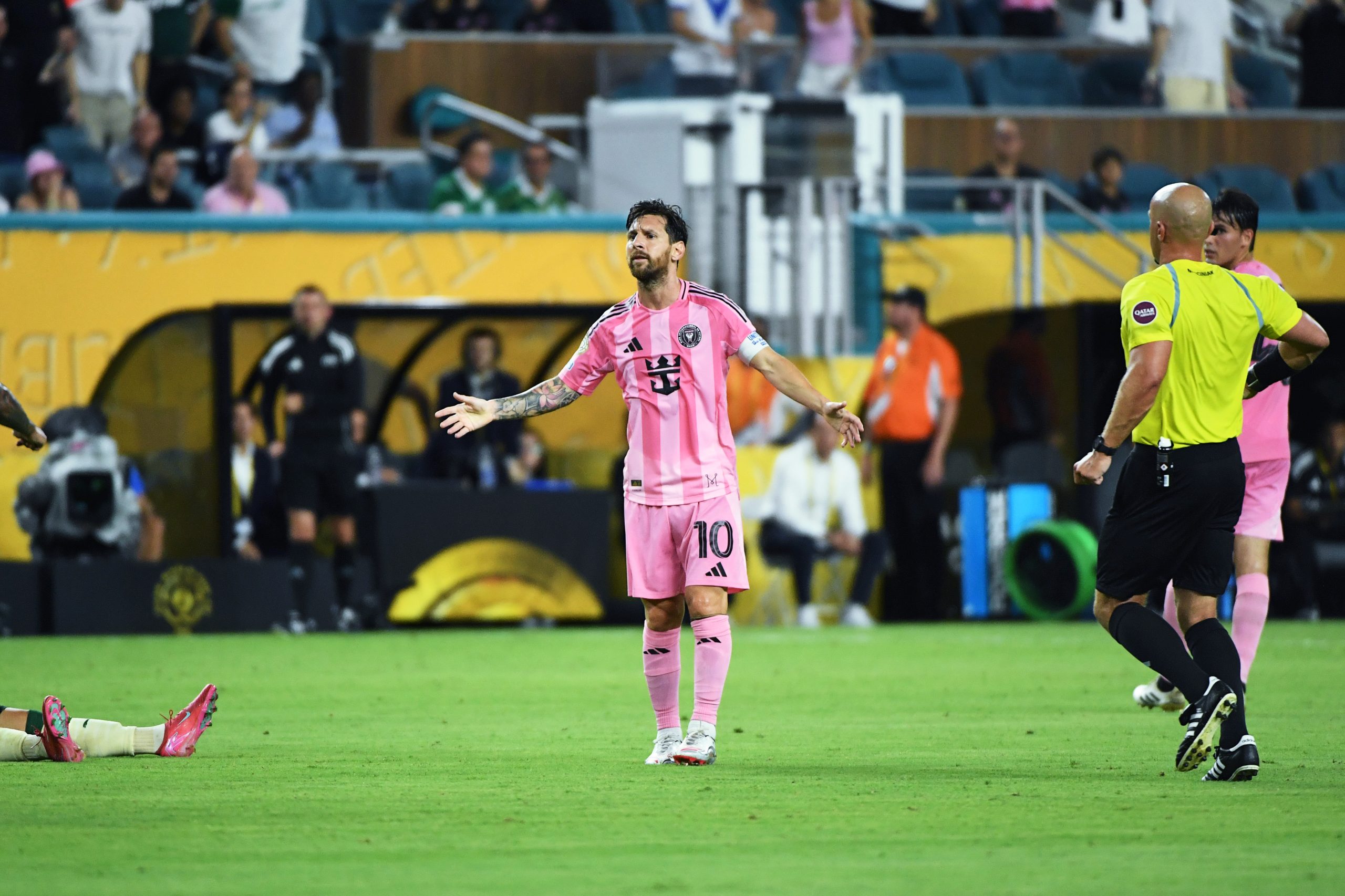 Lionel Messi se plaignant d'une décision arbitrale