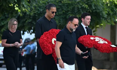 Émotion et rassemblement au Portugal pour les funérailles de Diogo Jota et André Silva
