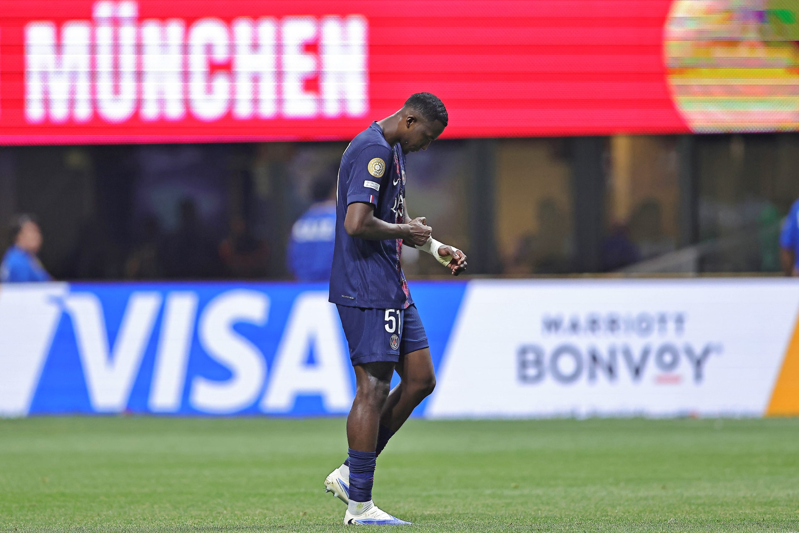 Le défenseur du PSG Pacho lors de son expulsion contre le Bayern Munich.