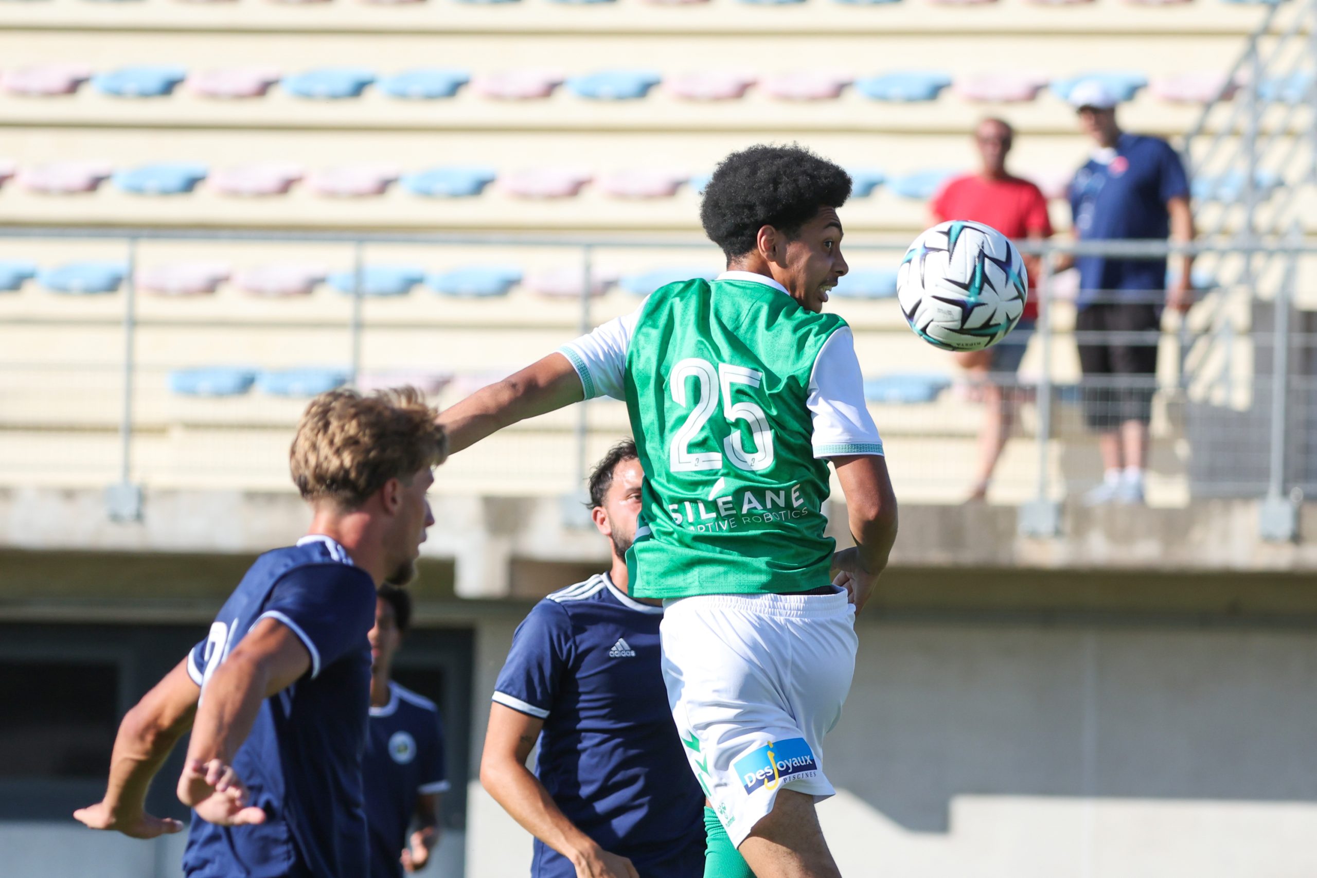 Djylian N'Guessan reprenant un ballon de la tête lors d'un match amical de l'ASSE cet été.