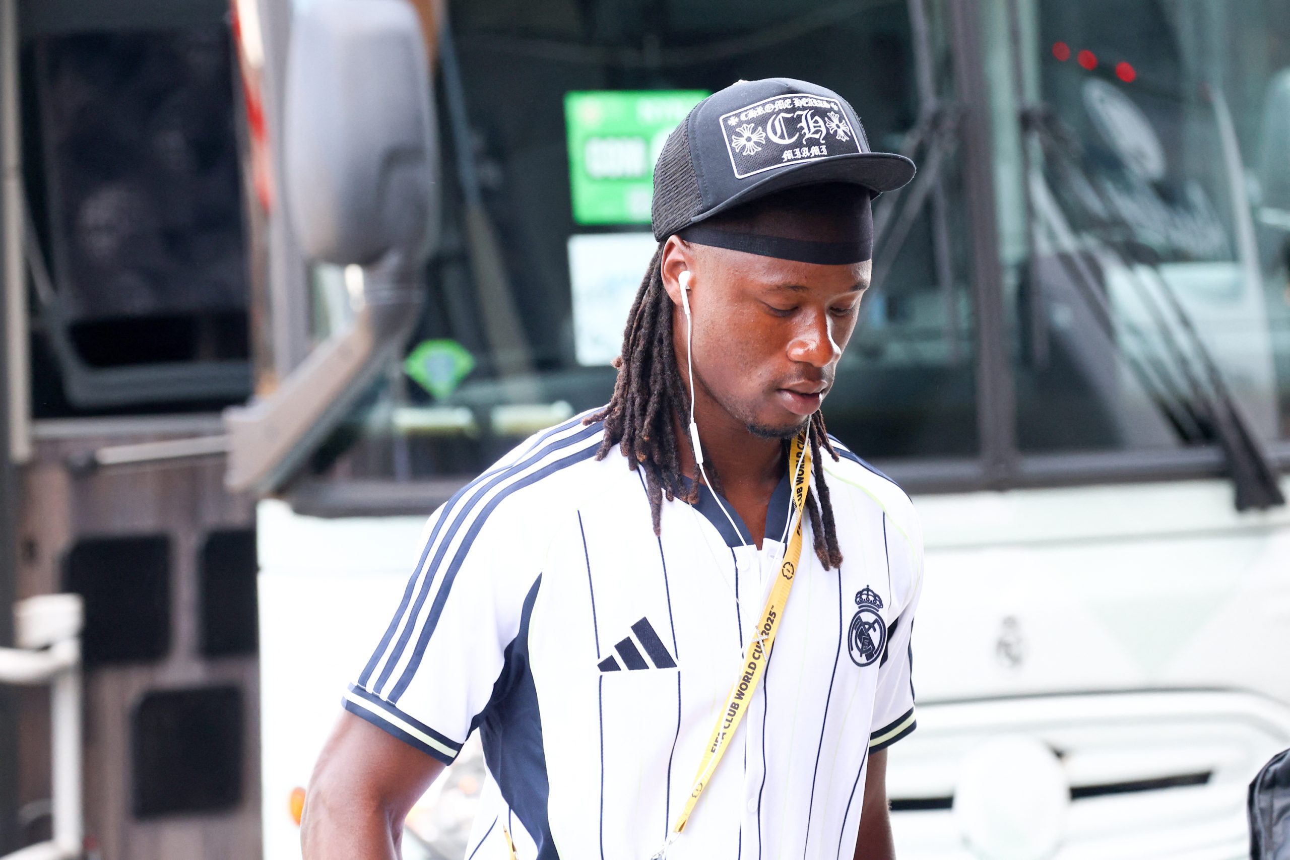 Eduardo Camavinga à sa sortie du bus du Real Madrid.