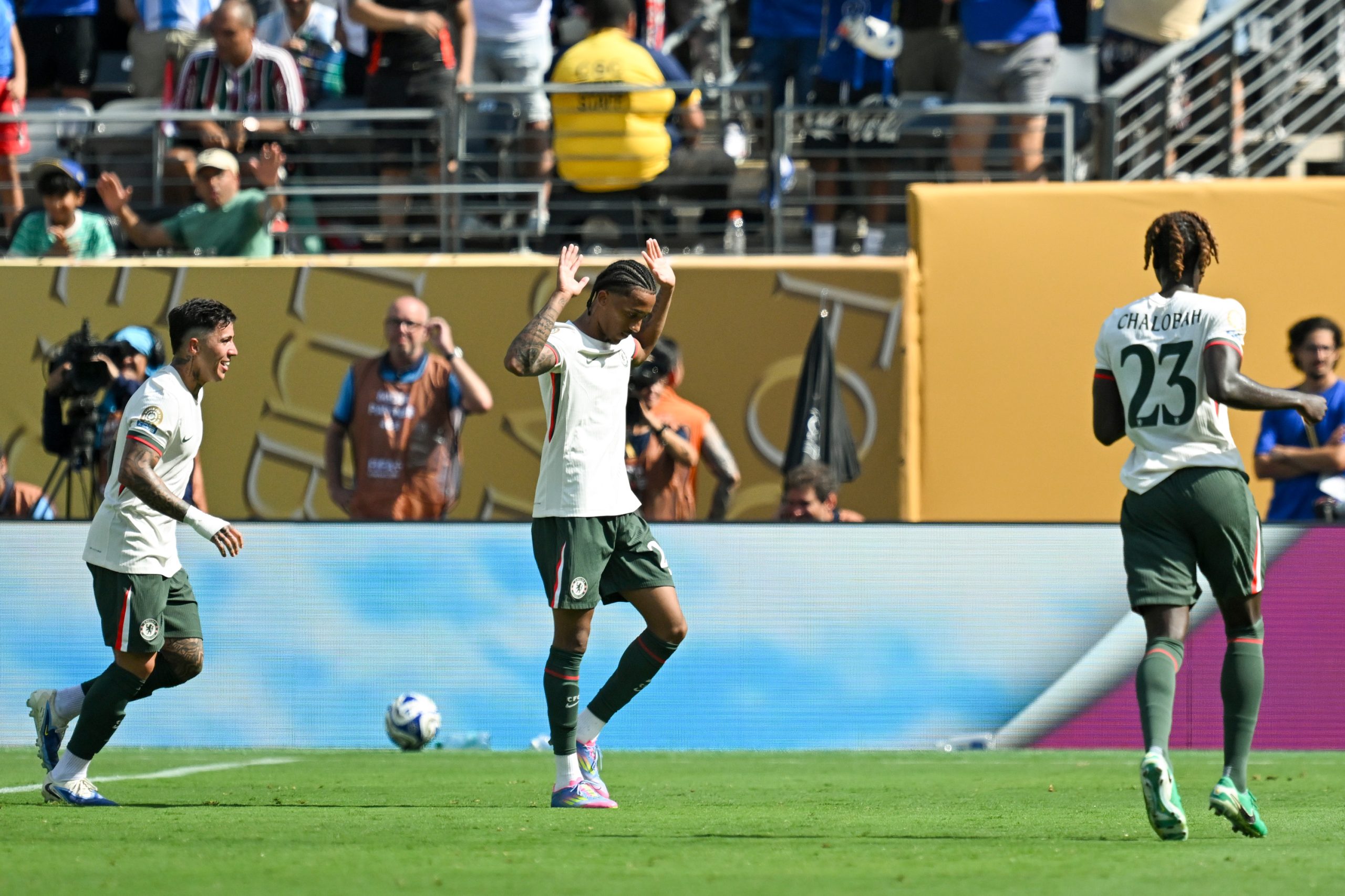 La joie mesurée de Joao Pedro après son deuxième but contre Fluminense.