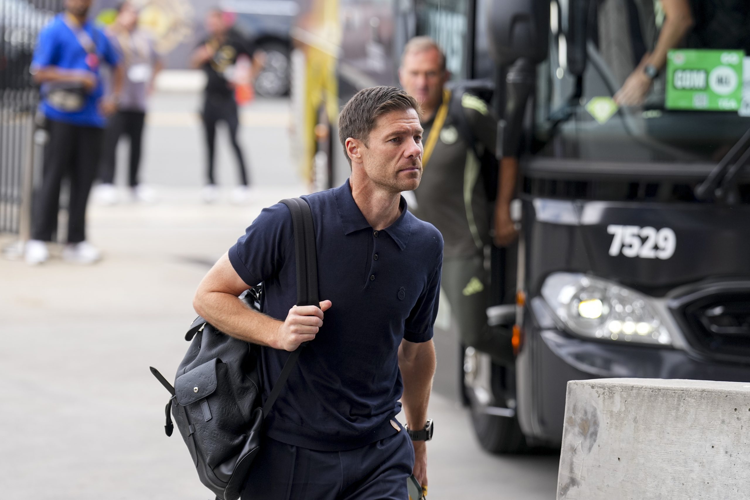 L'entraîneur du Real Madrid, Xabi Alonso, à sa sortie du bus.