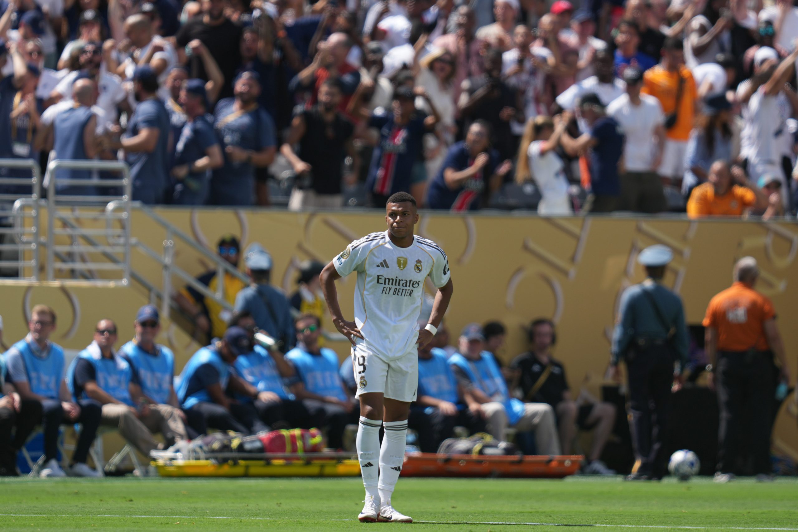 Kylian Mbappé déçu lors de la déroute du Real Madrid face au PSG au Mondial des Clubs.