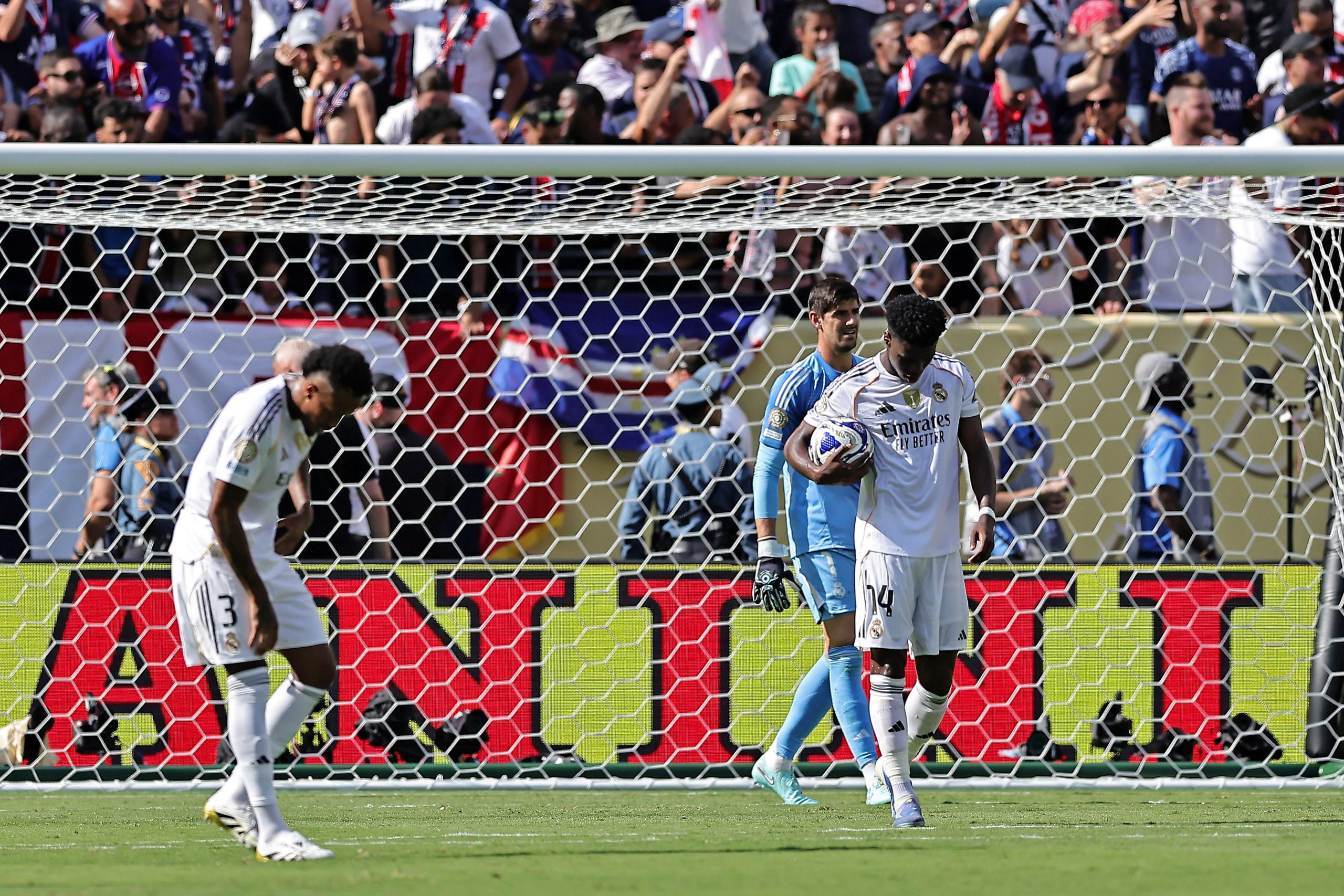 Thibaut Courtois et ses partenaires déçus après la raclée endurée par le Real Madrid contre le PSG.