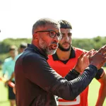 Stade Rennais : Habib Beye a choisi de troquer le luxe pour… des tentes et des matelas gonflables