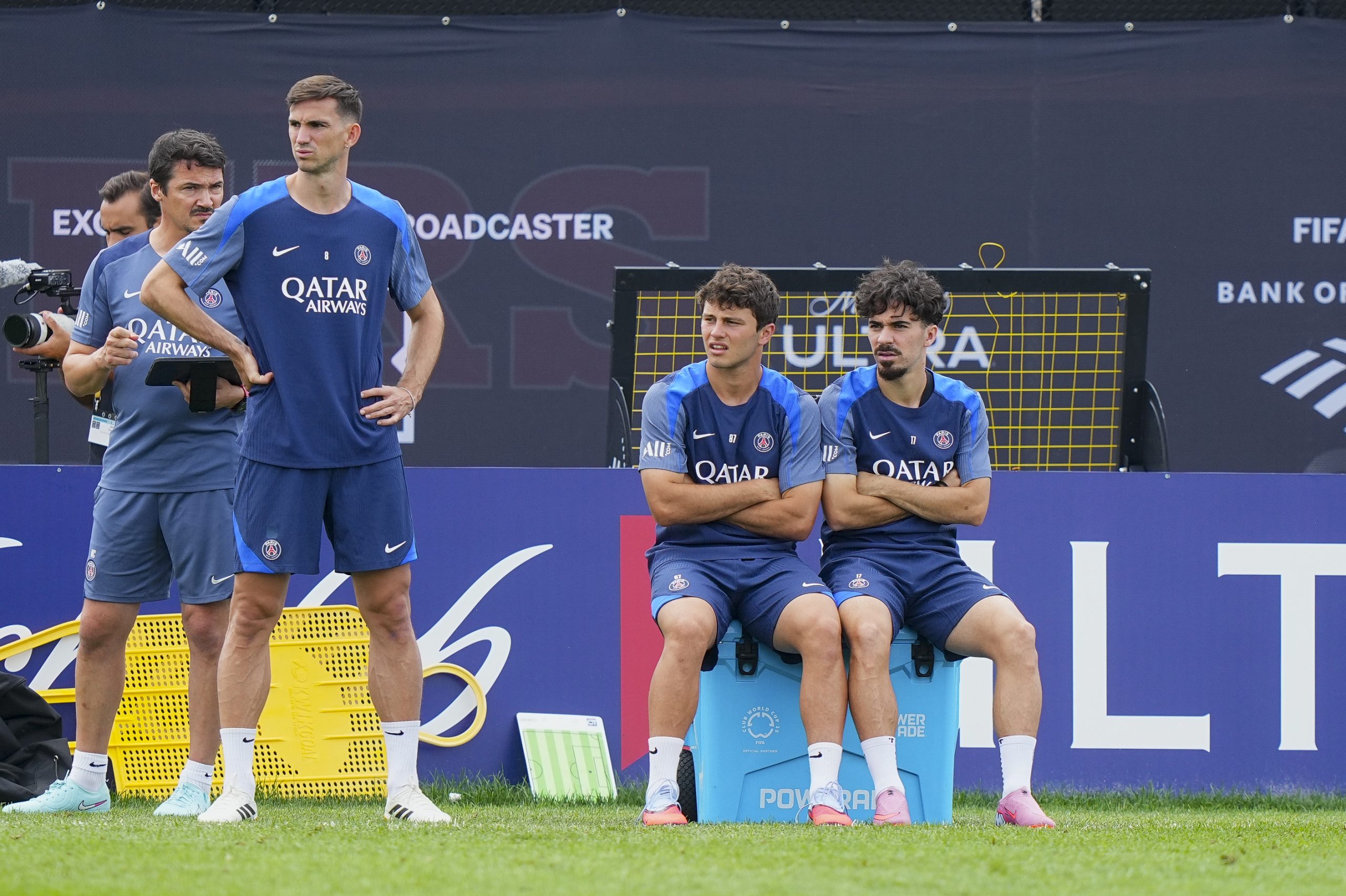 Joao Neves et Vitinha côte à côte lors d'un entraînement du PSG.
