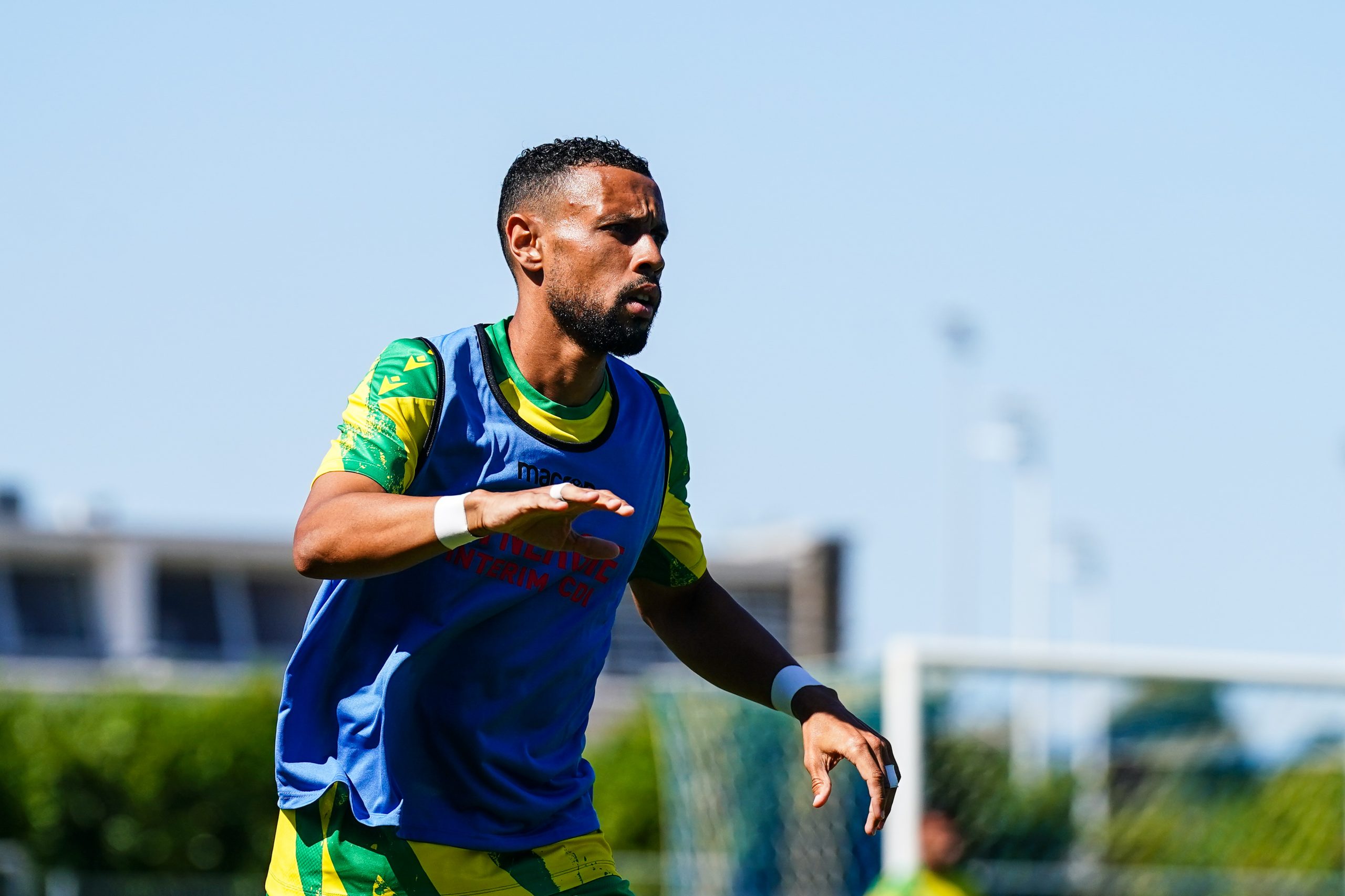 Le milieu du FC Nantes Francis Coquelin à l'échauffement.