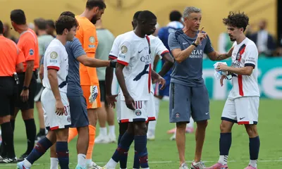 PSG Mercato : Luis Enrique bloque un attaquant et met 10 joueurs à la porte ! 