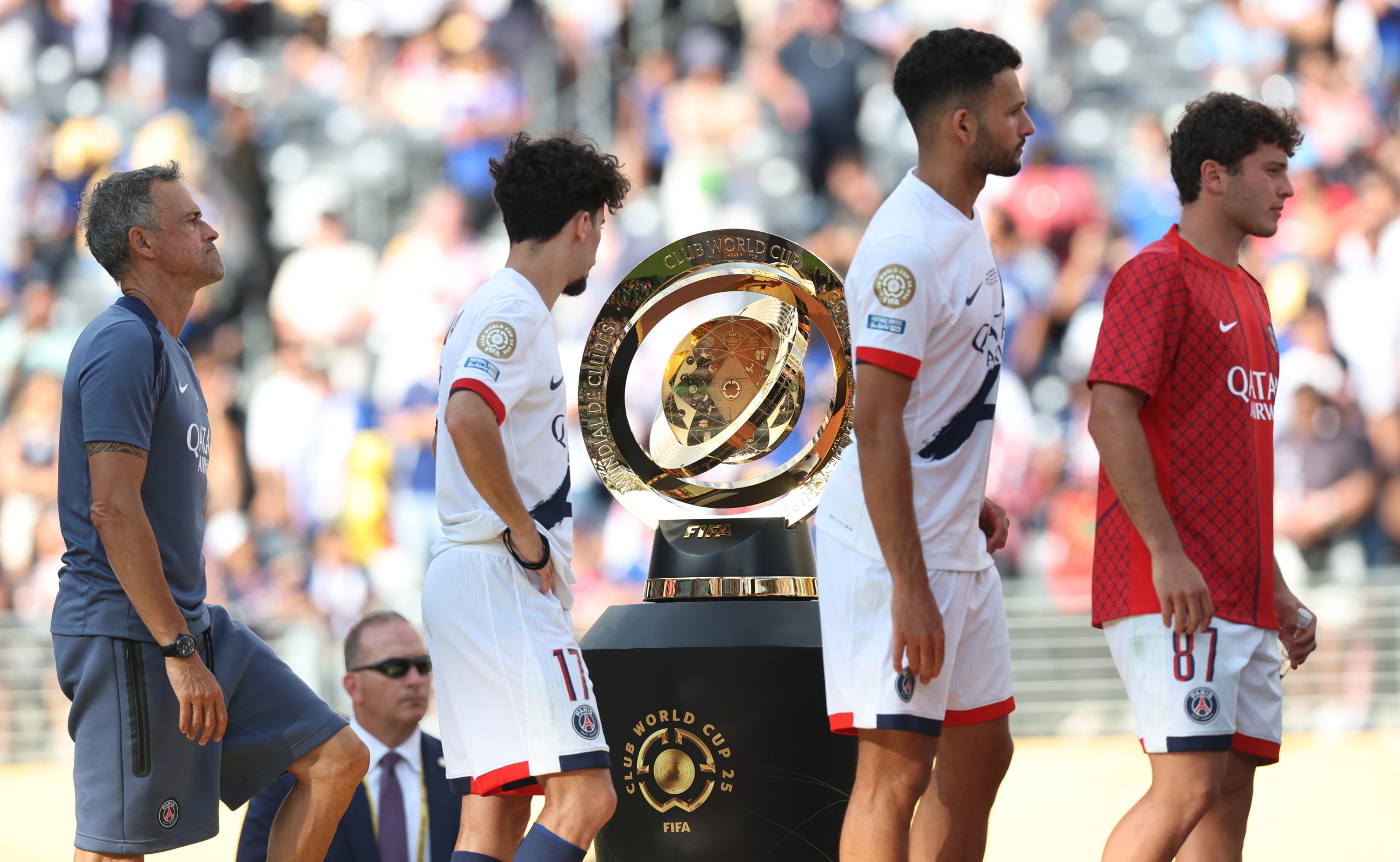 Luis Enrique et ses joueurs passant devant le trophée de champion du monde des clubs.