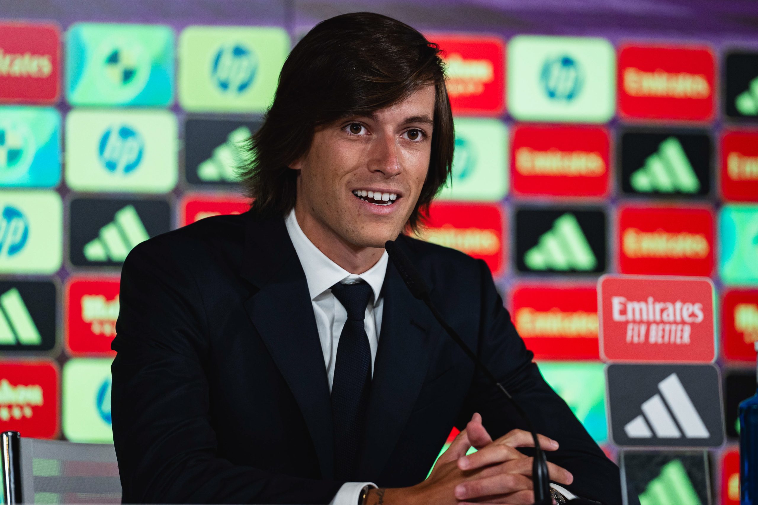 Alvaro Carreras lors de sa conférence de présentation au Real Madrid.