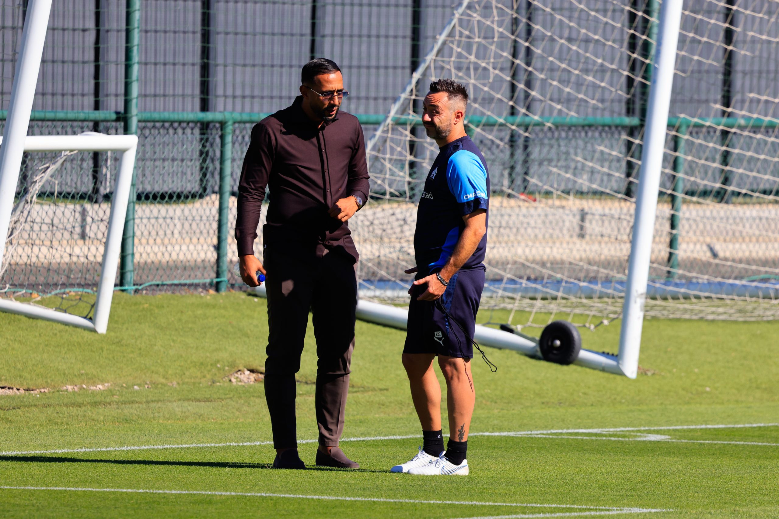 L'entraîneur de l'OM, Roberto De Zerbi, en discussions avec son directeur sportif, Medhi Benatia.