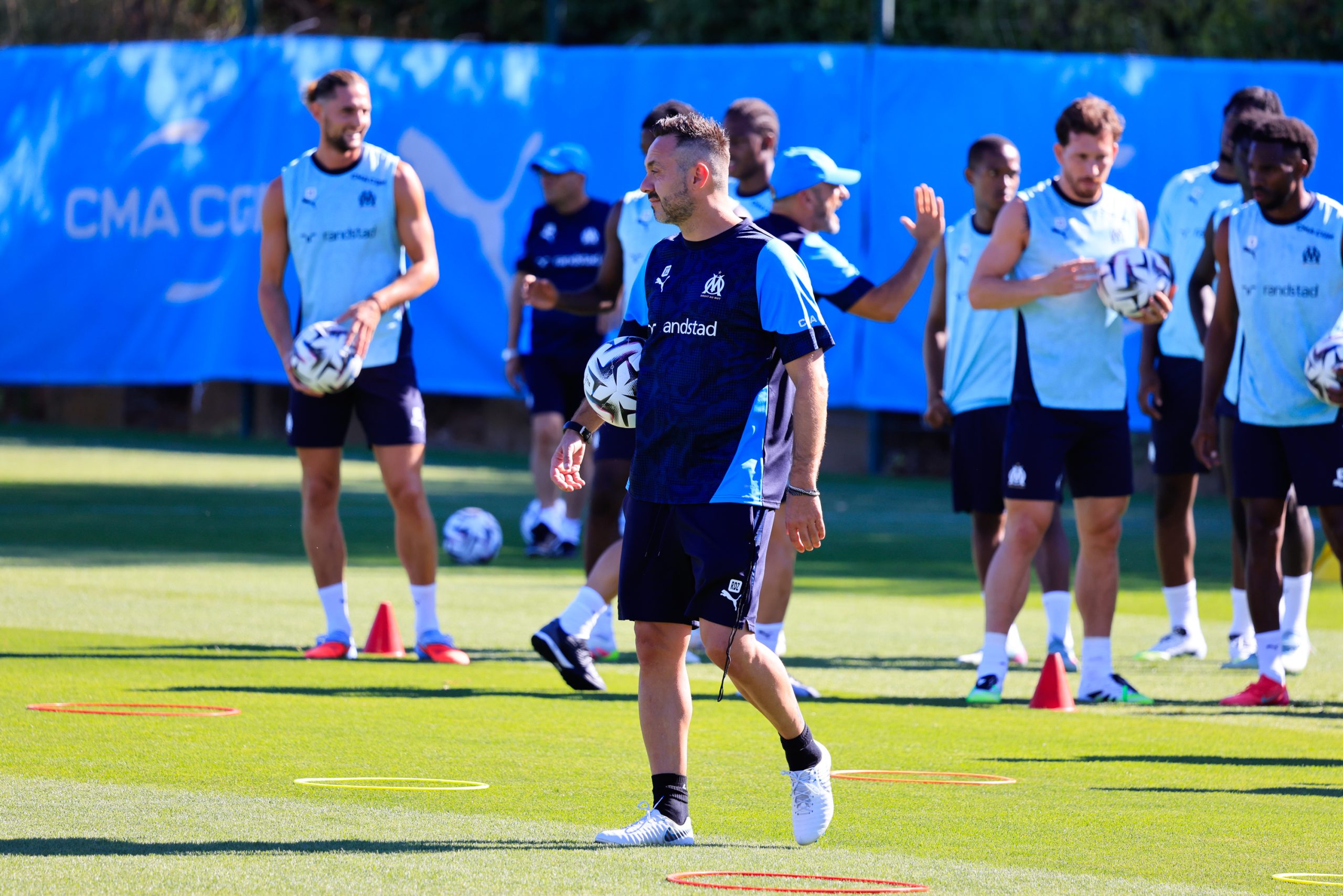 L'entraîneur de l'OM, Roberto De Zerbi, au milieu de ses joueurs lors d'une séance.