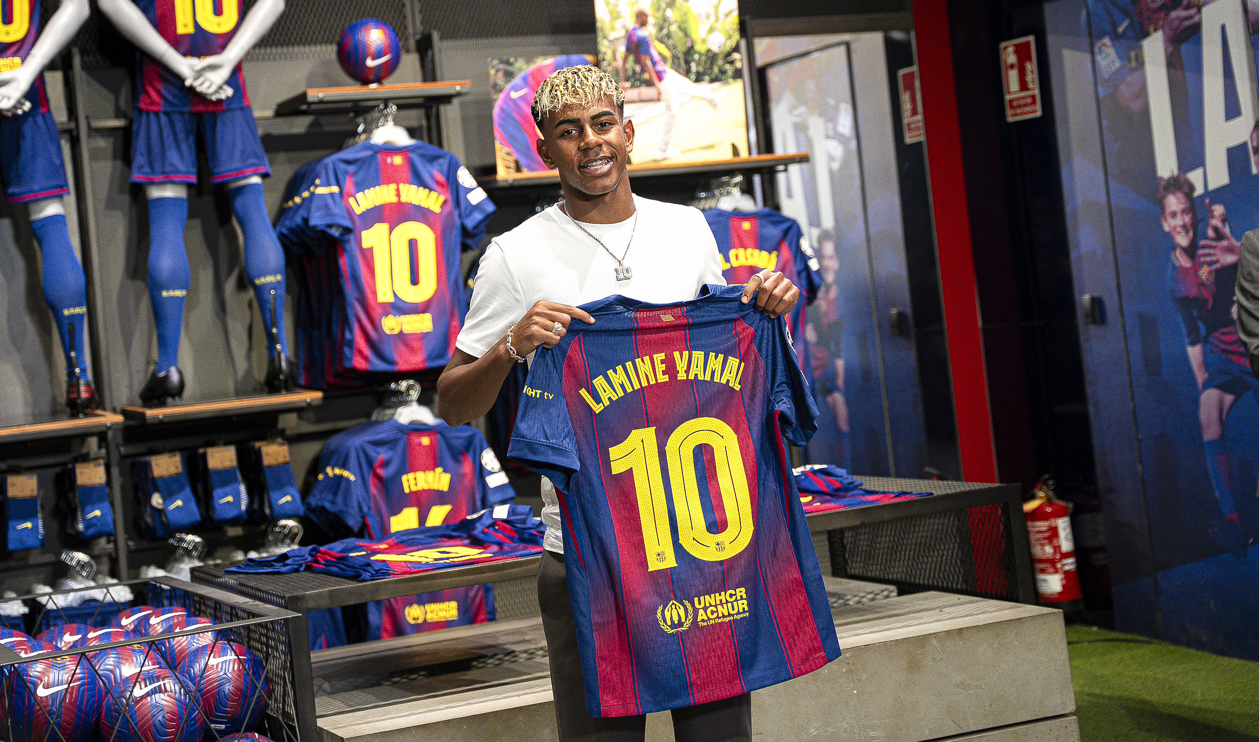 Lamine Yamal posant avec son nouveau numéro, le 10, au FC Barcelone.