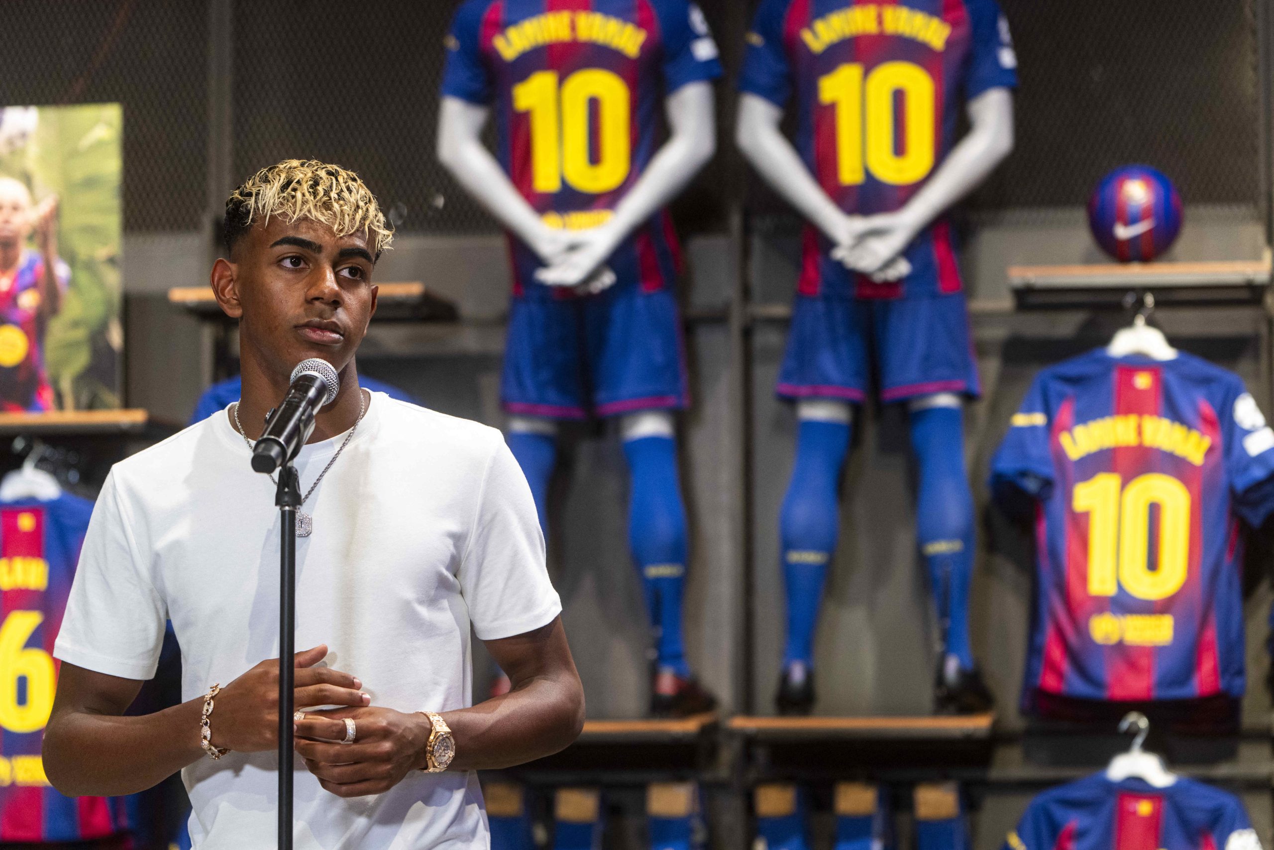 Lamine Yamal lors de la cérémonie pour son nouveau numéro de maillot.