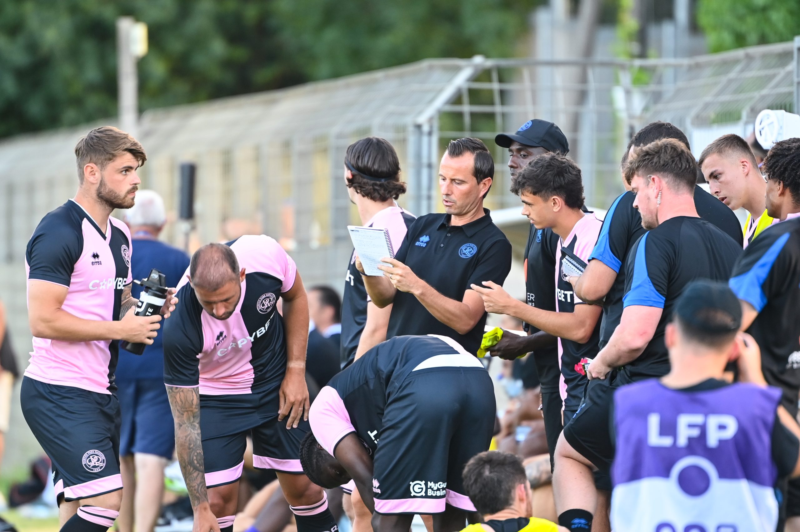 Julien Stéphan au milieu des joueurs de QPR lors d'un match de pré-saison.