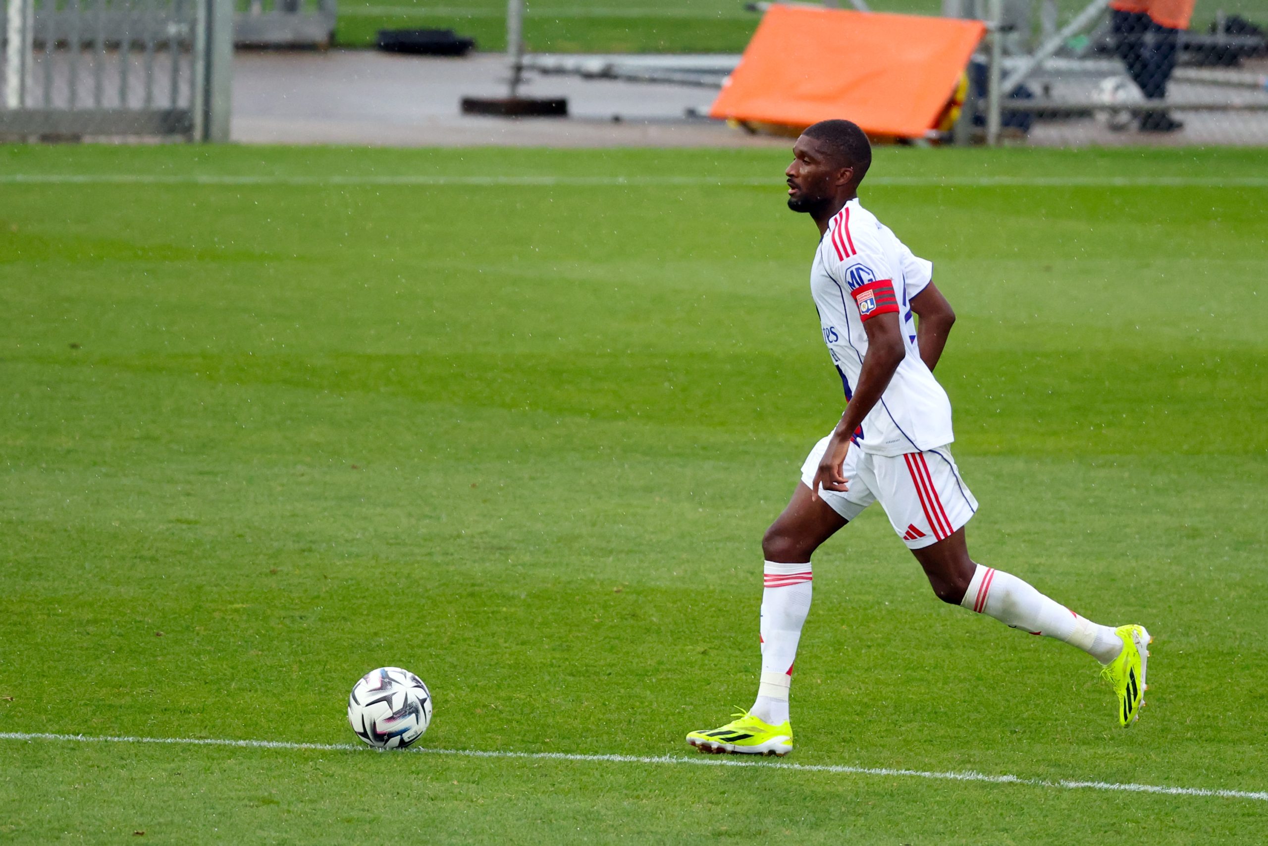 Clinton Mata avec le brassard de capitaine lors du match amical entre l'OL et Villefranche.