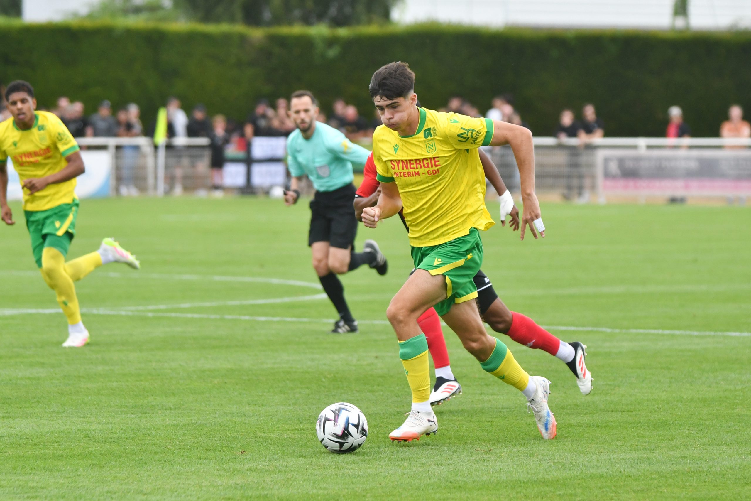 Louis Leroux en train de déborder lors du match contre Guingamp.