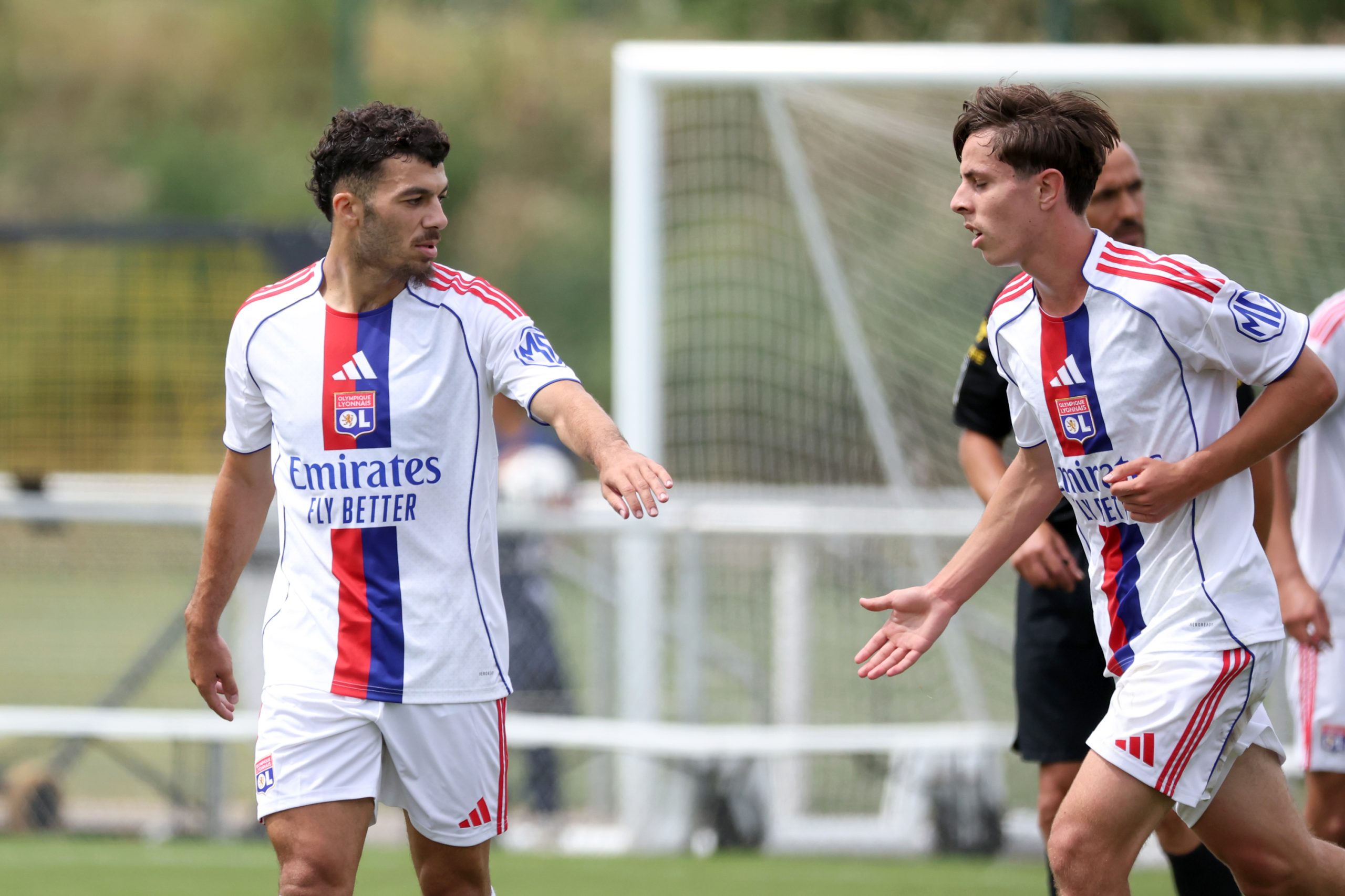Georges Mikautadze encourageant un coéquipier lors d'un match amical de l'OL.