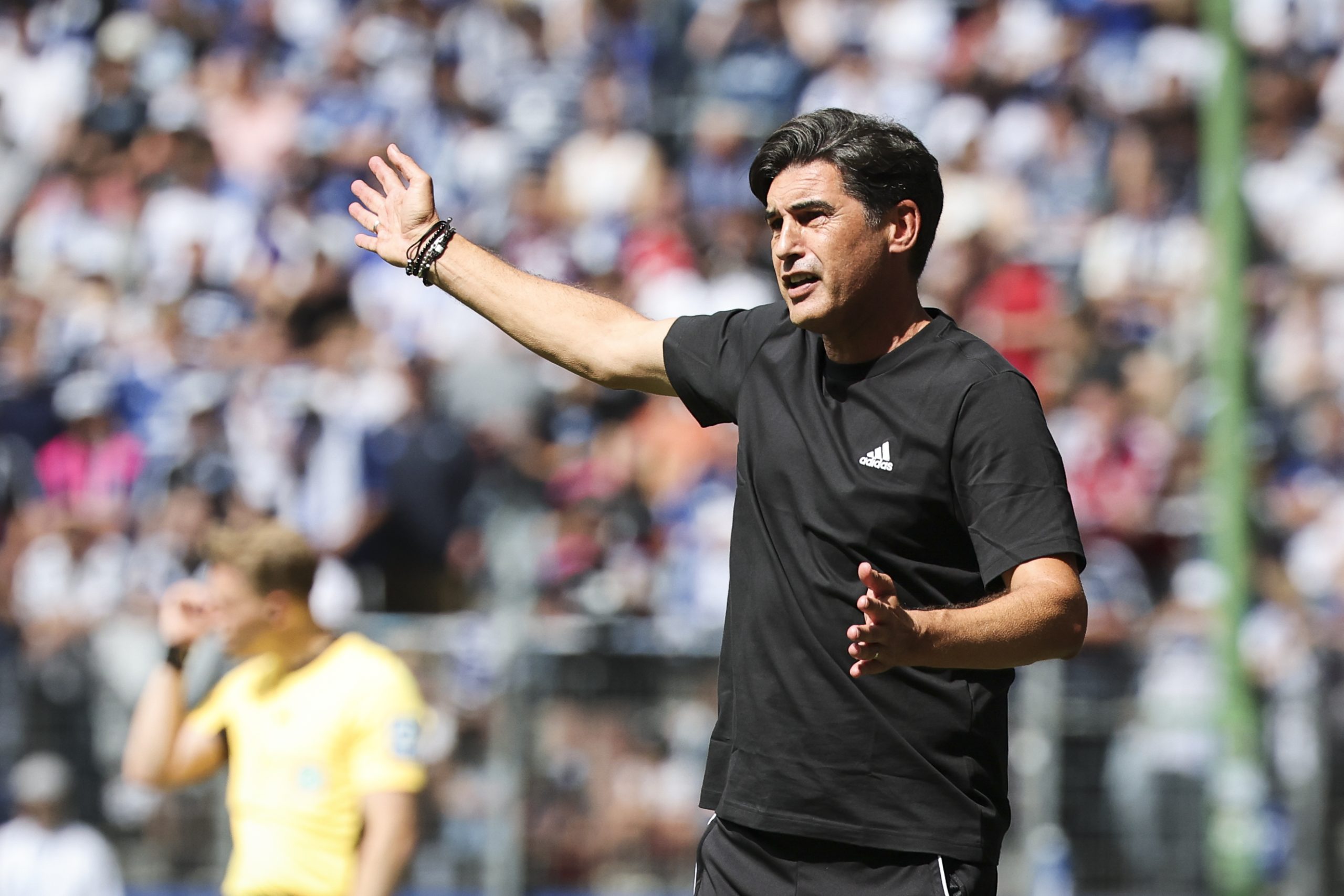L'entraîneur de l'OL, Paulo Fonseca, replaçant ses joueurs lors du match amical contre Hambourg.