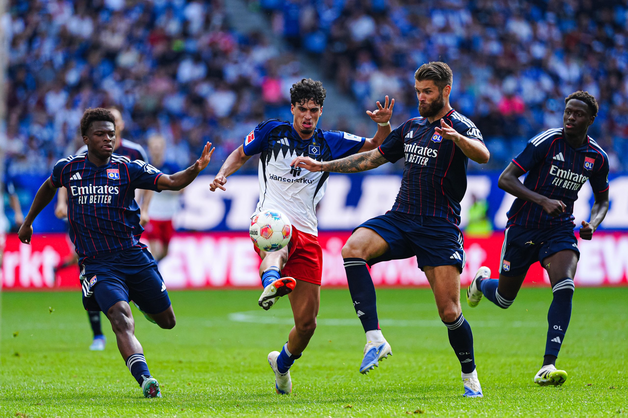 Duje Caleta-Car en action lors du match amical entre l'OL et Hambourg.
