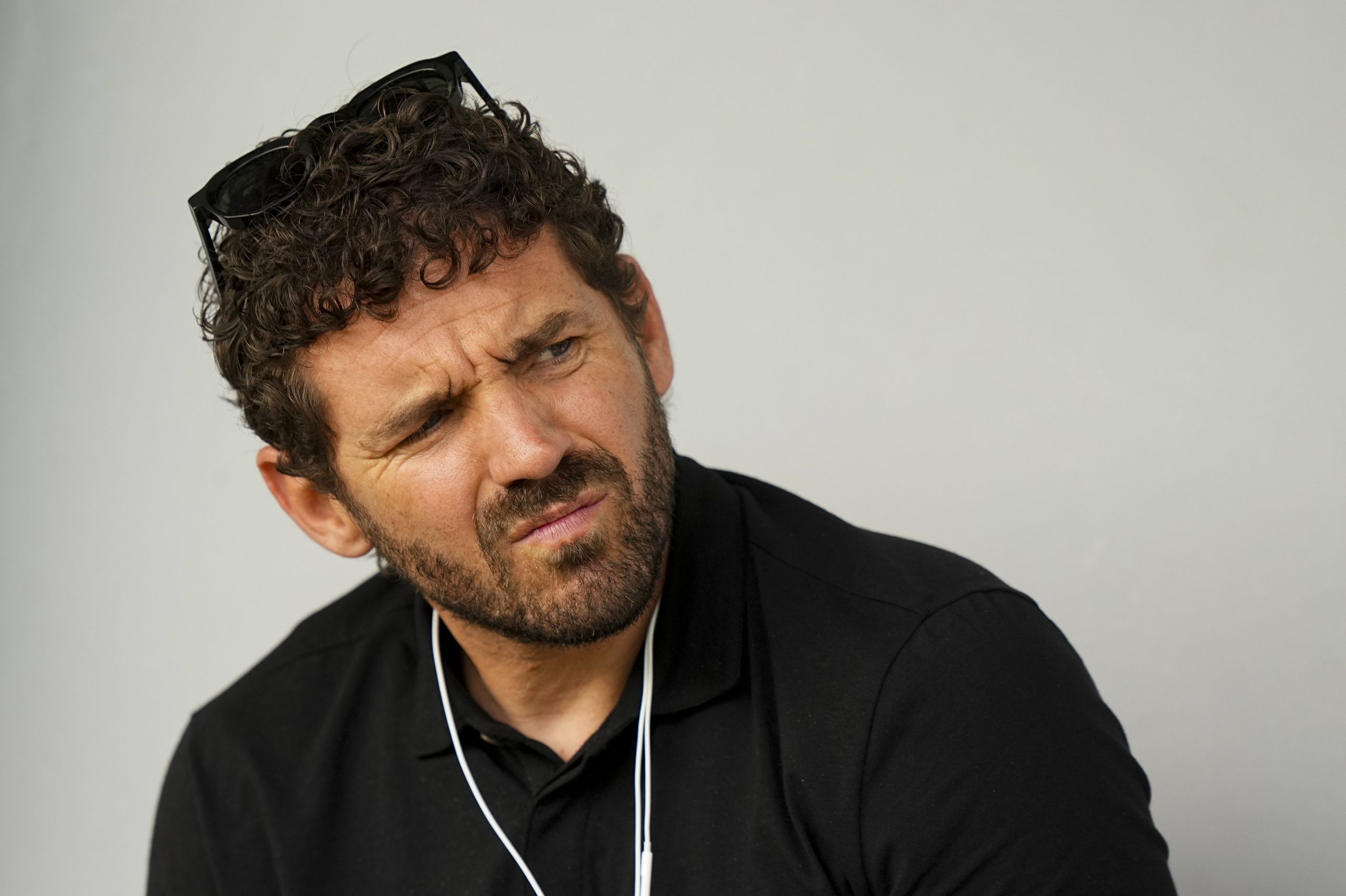 Jean-Louis Leca assistant à un entraînement du RC Lens.