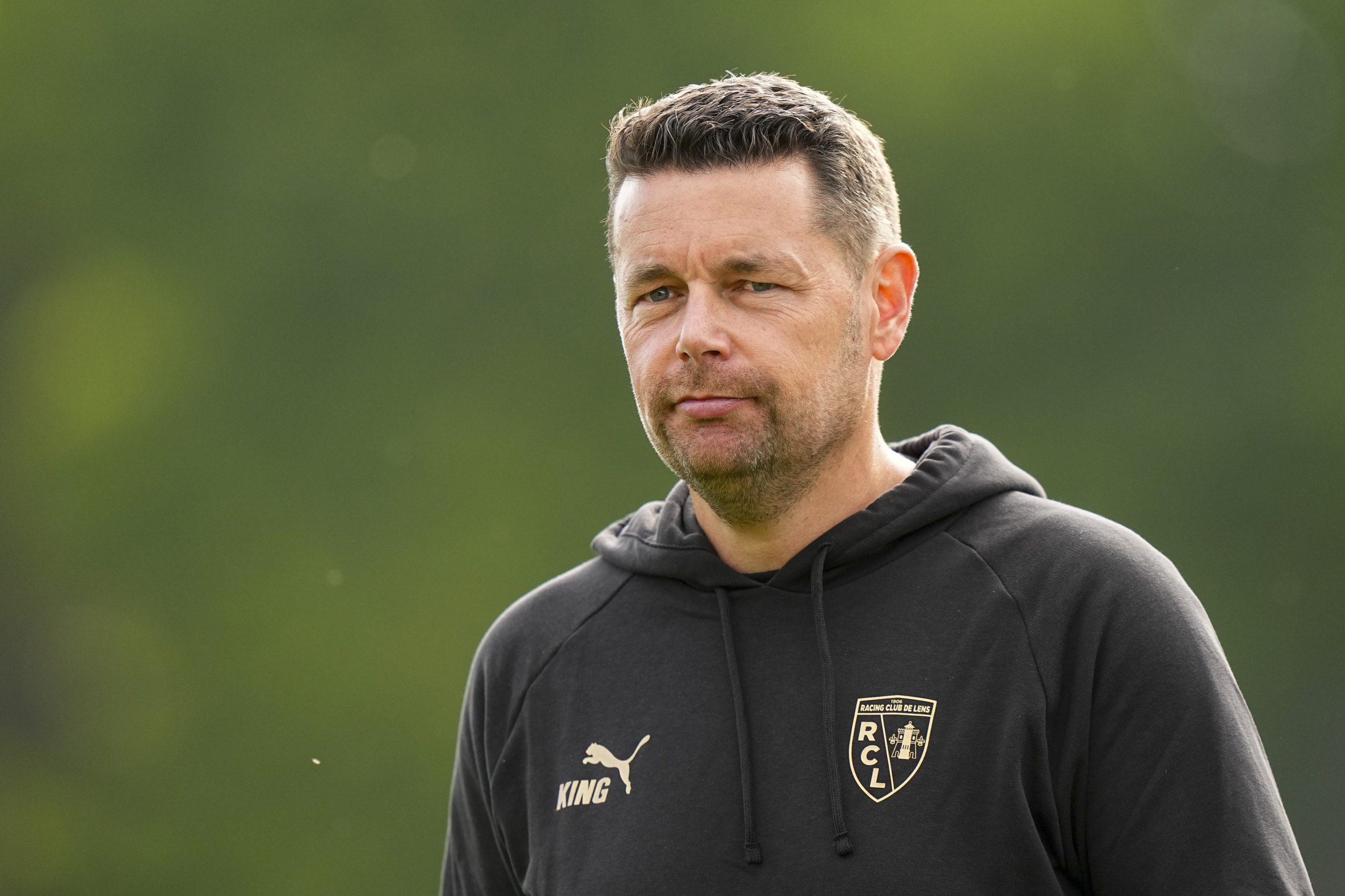 RC Lens : Pierre Sage nuance la victoire contre Metz et prépare le stage en Angleterre