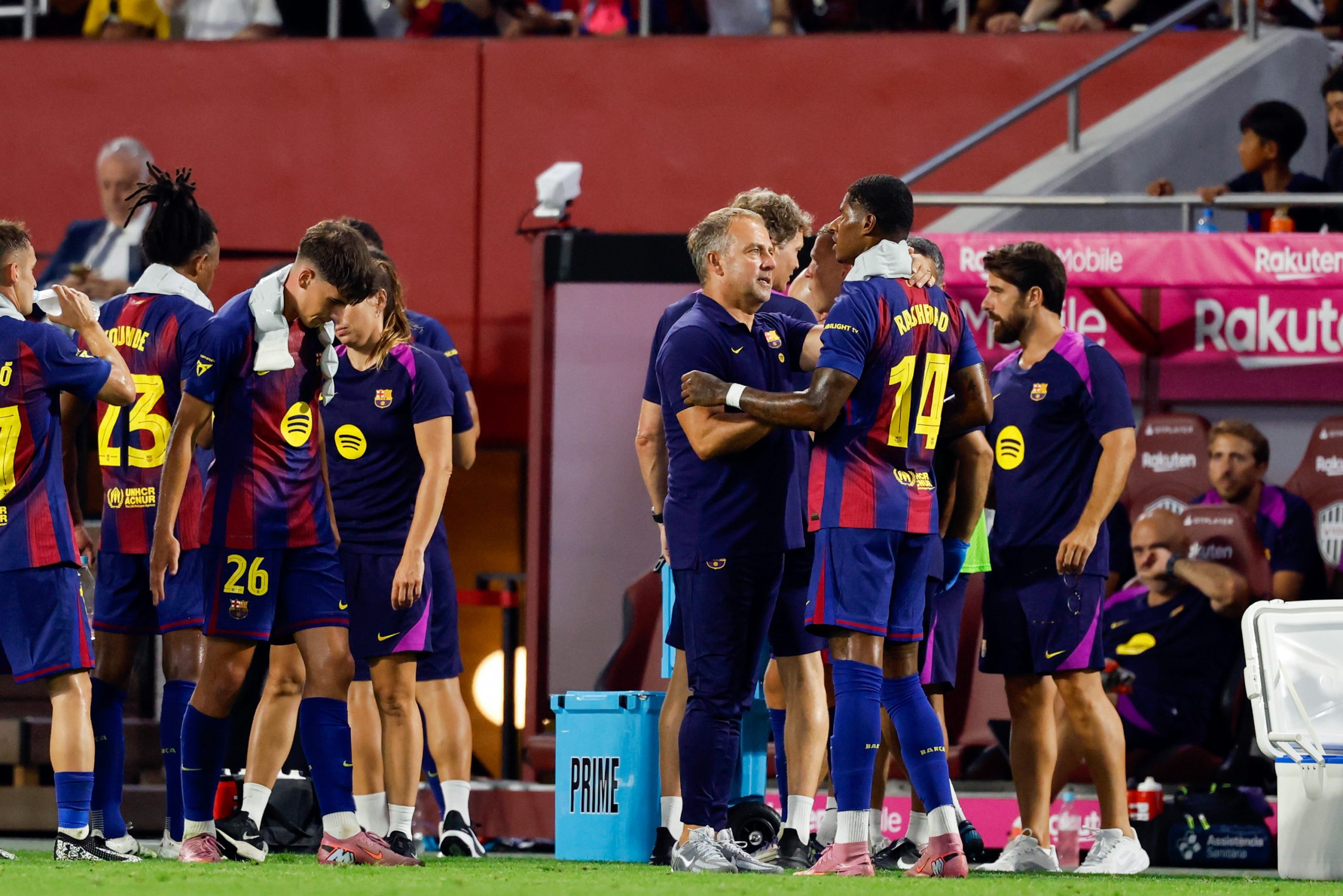 Hansi Flick au milieu de ses joueurs lors d'un match de pré-saison du FC Barcelone.