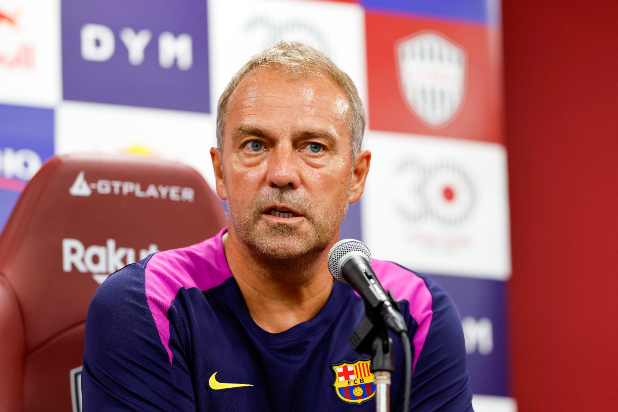 L'entraîneur du FC Barcelone, Hansi Flick, en conférence de presse.