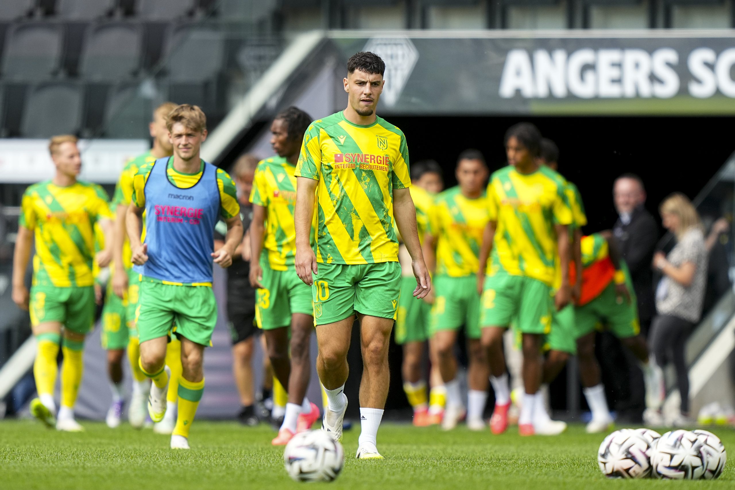 Matthis Abline entrant à l'échauffement avant le match amical du FC Nantes contre le SCO d'Angers.