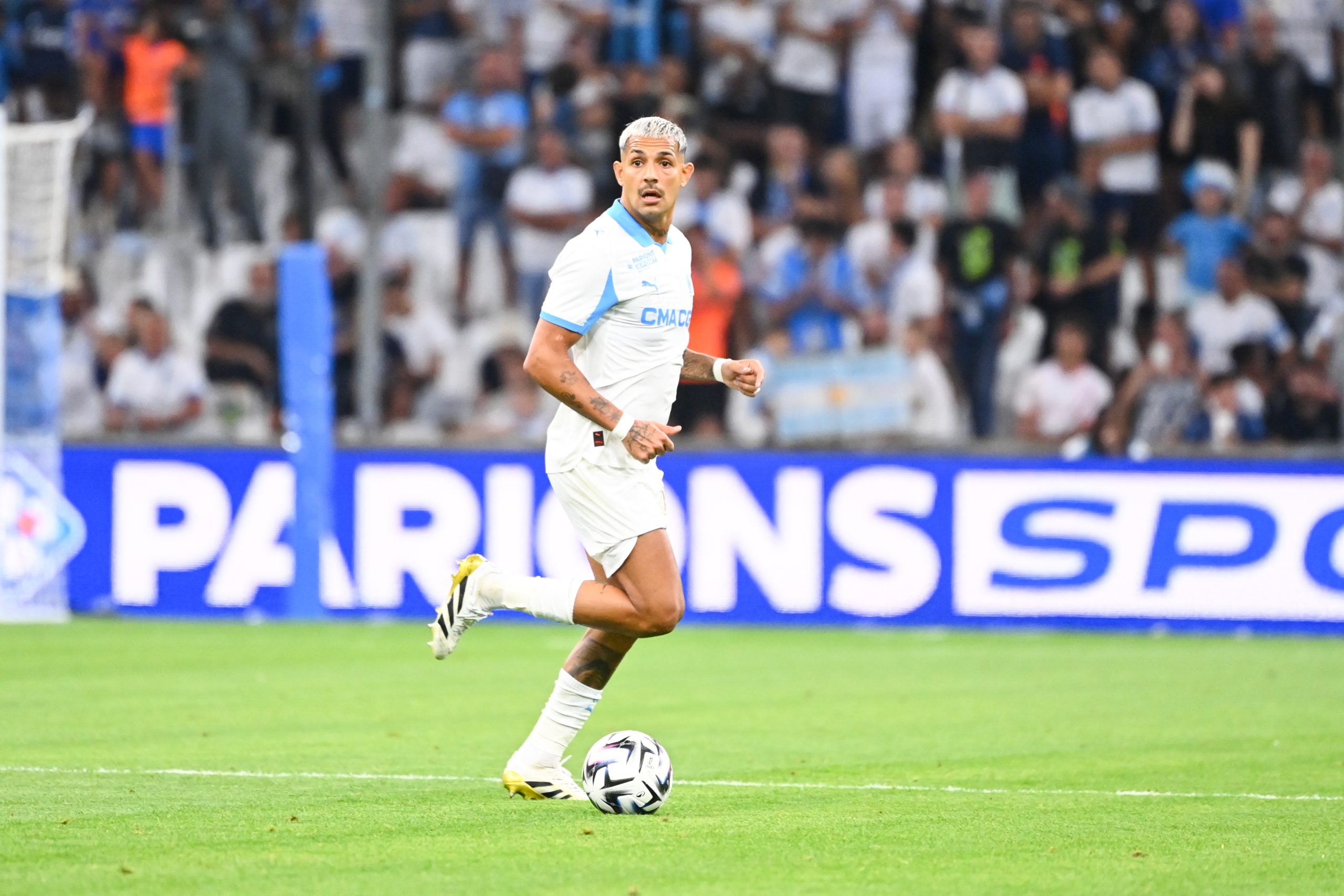 Facundo Medina lors du match amical de l'OM contre Aston Villa.